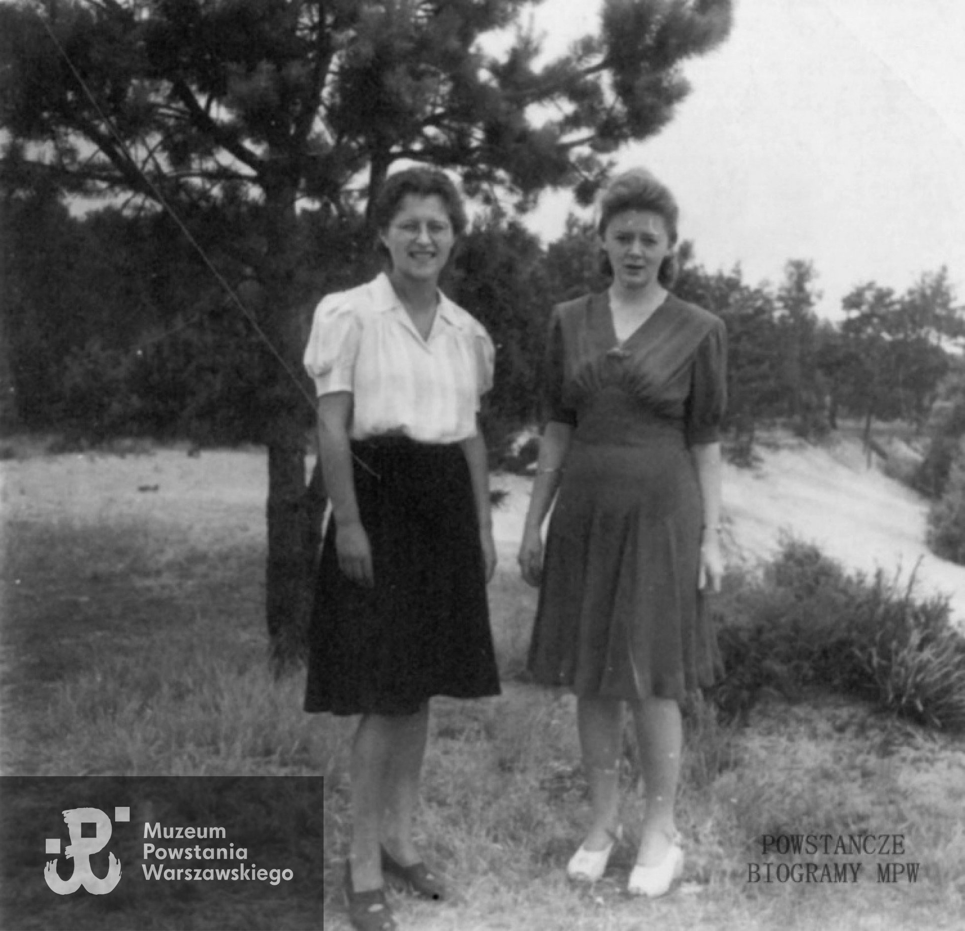 Krystyna Malawska (na zdjęciu po lewej) w roku 1944. Fot. z archiwum rodzinnego Jakuba Deringa