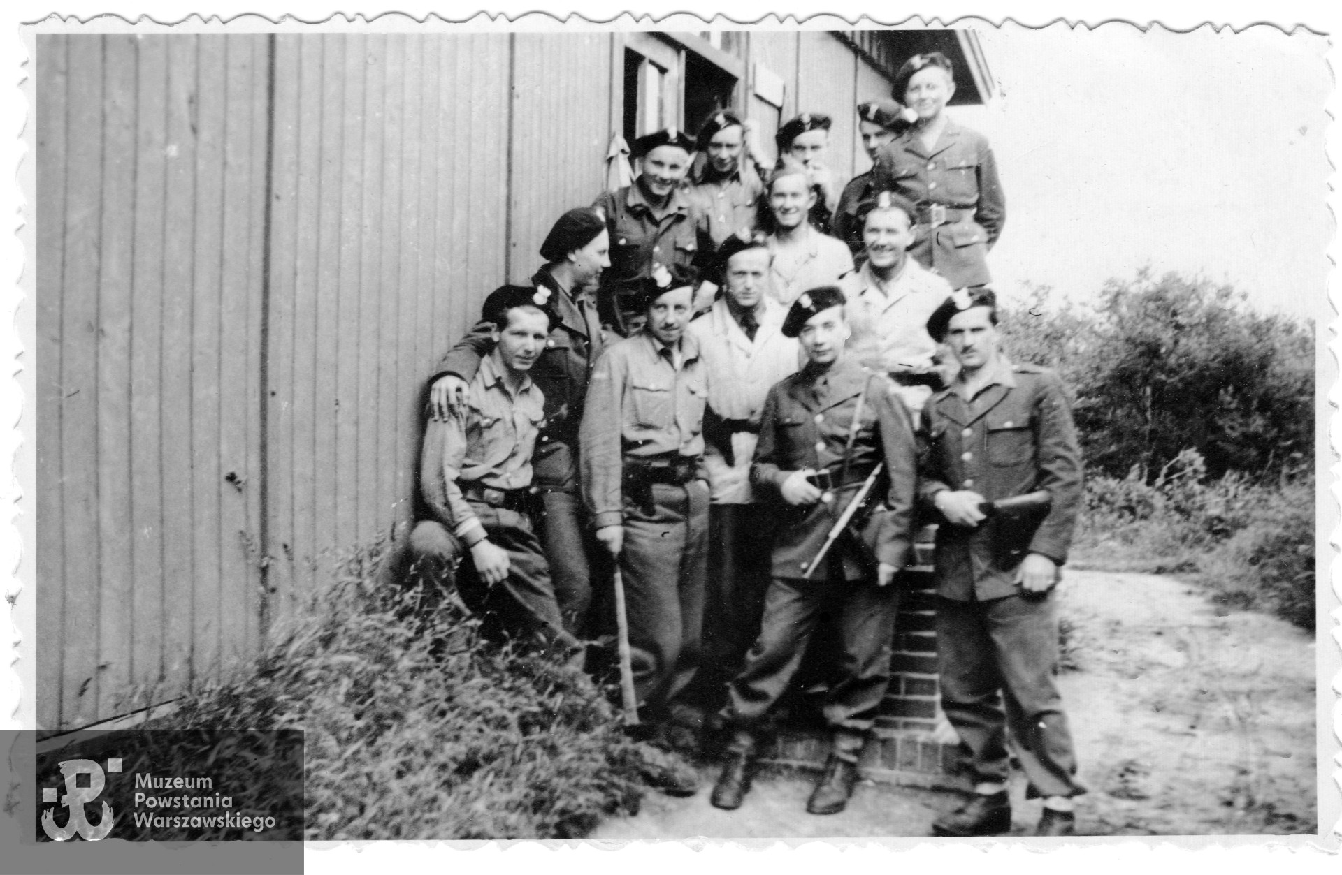Obóz na wyspie Sylt, 1945 r. Fot. z archiwum rodzinnego p. Ryszarda Kniazia. Skan wykonano w Muzeum Powstania Warszawskiego/Dział Kombatanta