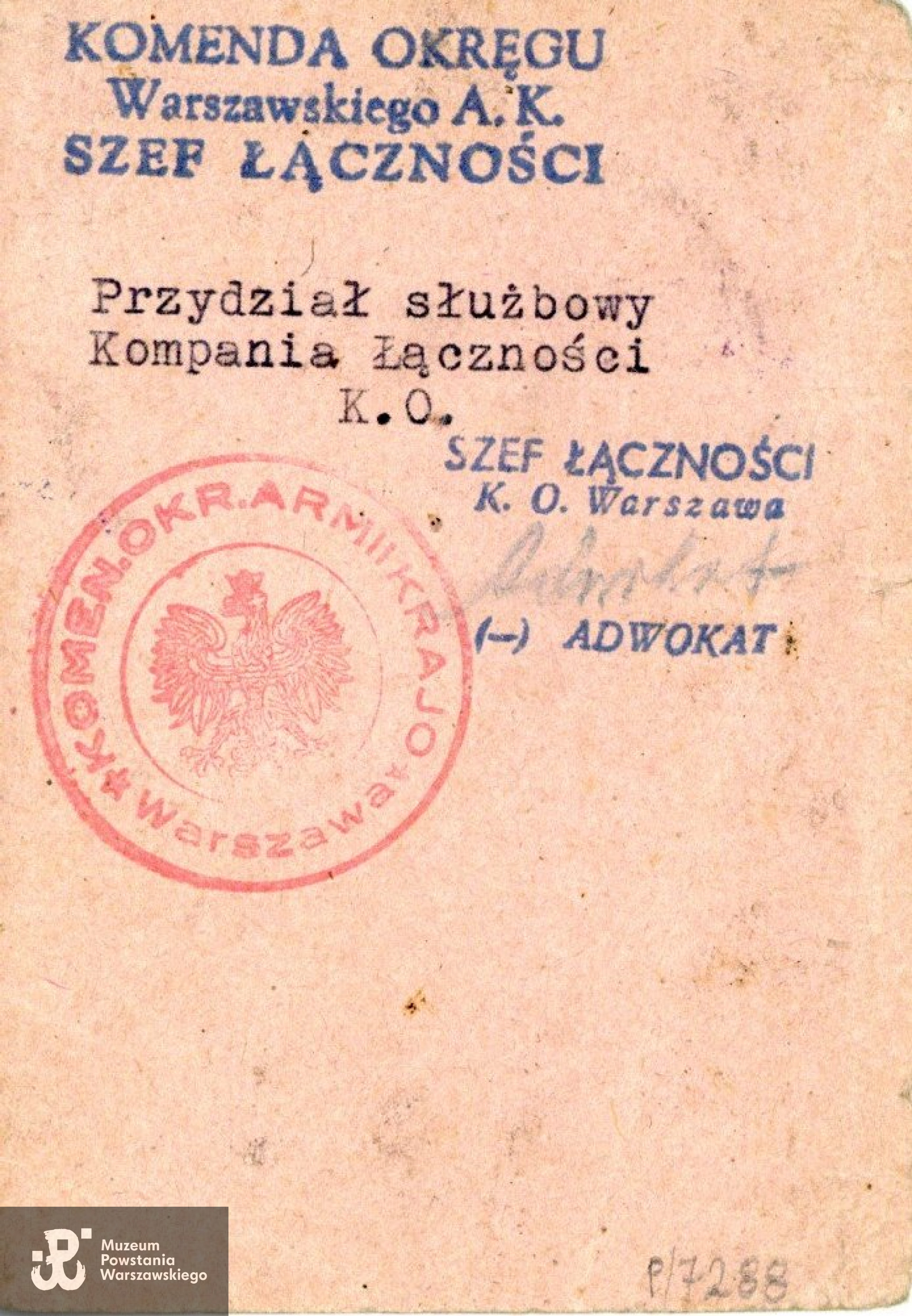 Rewers legitymacji. Na dokumencie widoczny podpis mjr. Kazimierza Larysa "Adwokata"  - Szefa Łączności Komendy Okregu Warszawskiego AK. Ze zbiorów Muzeum Powstania Warszawskiego, sygn. MPW-A-8411 (P/7288), dar Hanny Tarkowskiej