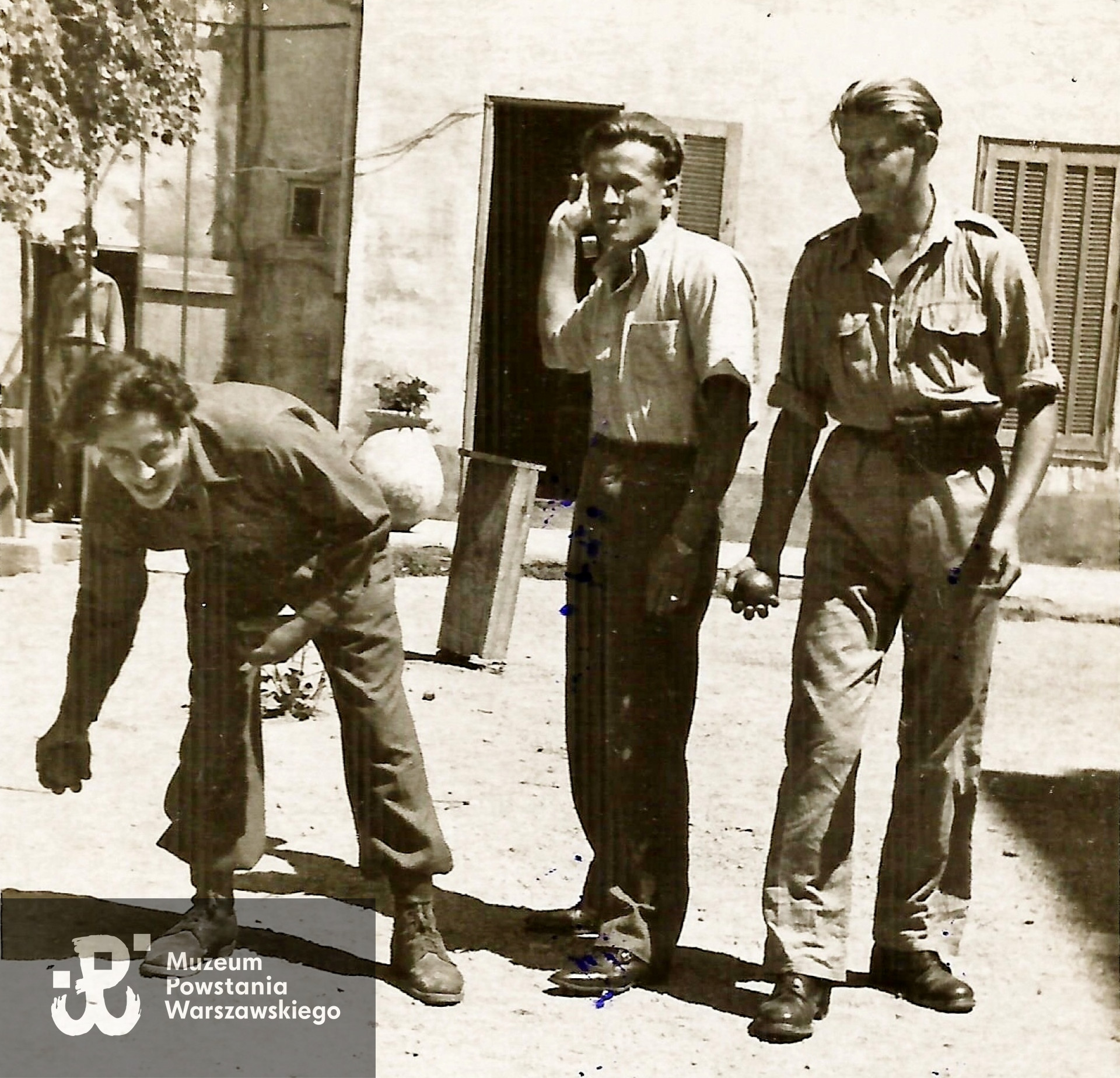 Zbigniew (pierwszy z lewej, pochylony)  podczas służby w Polskich Siłach Zbrojnych we Włoszech. Z archiwum rodzinnego p. Reginy Grandowicz