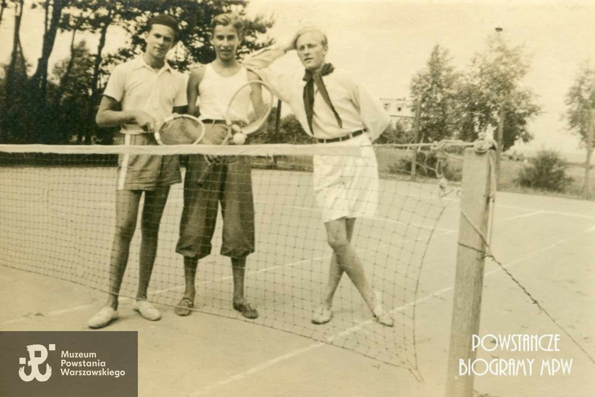kpr. pchor. Stanisław Gromulski "Ruskin" (1924-1944), na zdjęciu w środku, podczas tenisa. Fot. ze zbiorów Zbigniewa Martyńskiego/Archiwum 2HAP "Żbik"