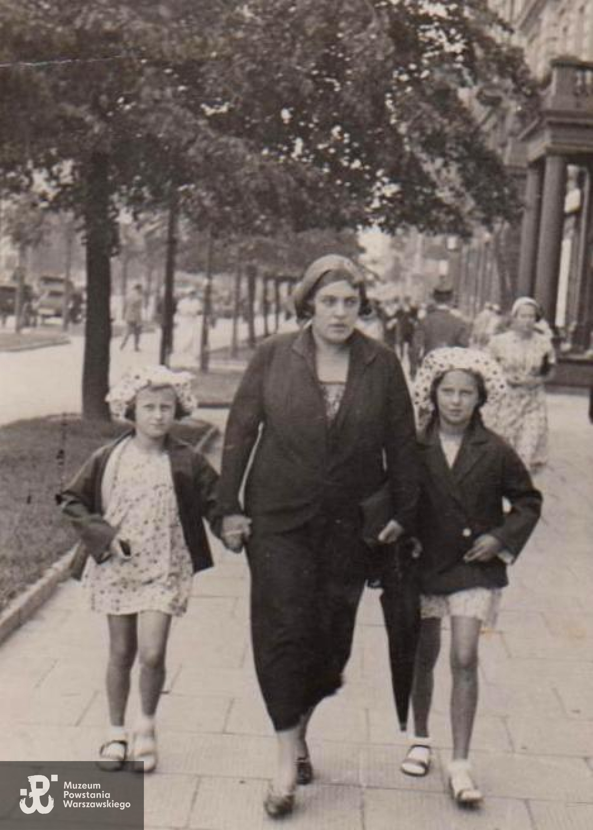 Warszawa, Aleje Jerozolimskie, 1930 rok. Od lewej : młodsza siostra Danuty Maria Czapska-Pajzderska, obok ich Mama Wanda Czapska i Danuta Czapska "Danka". Fot. z archiwum rodzinnego Marii Pajzderskiej.