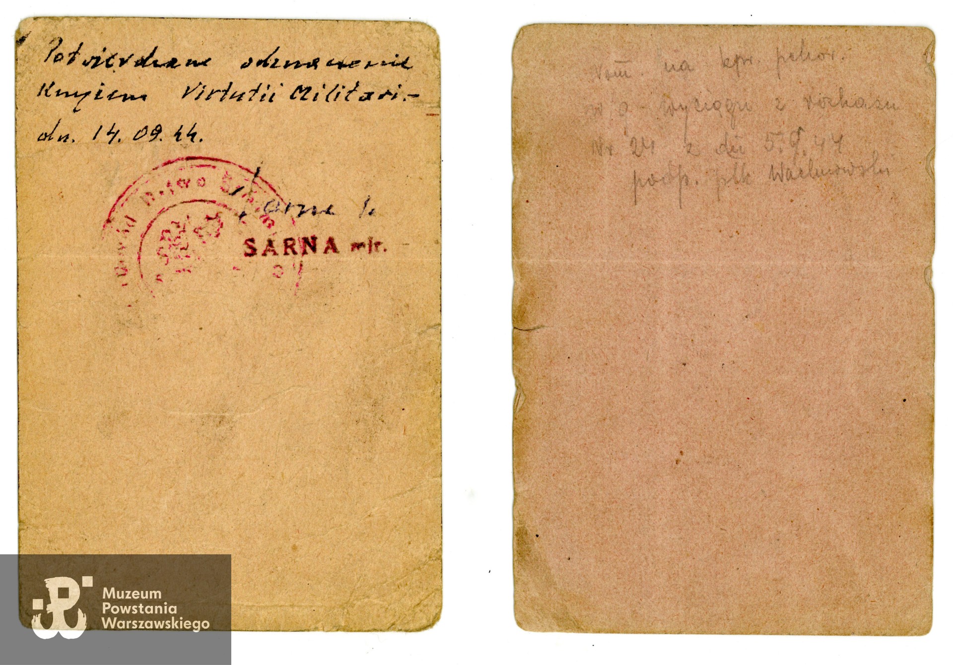 Dwie legitymacje Armii Krajowej należące do Jana Wiernego ps. Wojtuś - rewersy dokumentów. Ze zbiorów rodzinnych p. Joanny Lechowicz, córki Powstańca. Skany wykonano w Muzeum Powstania Warszawskiego wiosną 2025 r. 