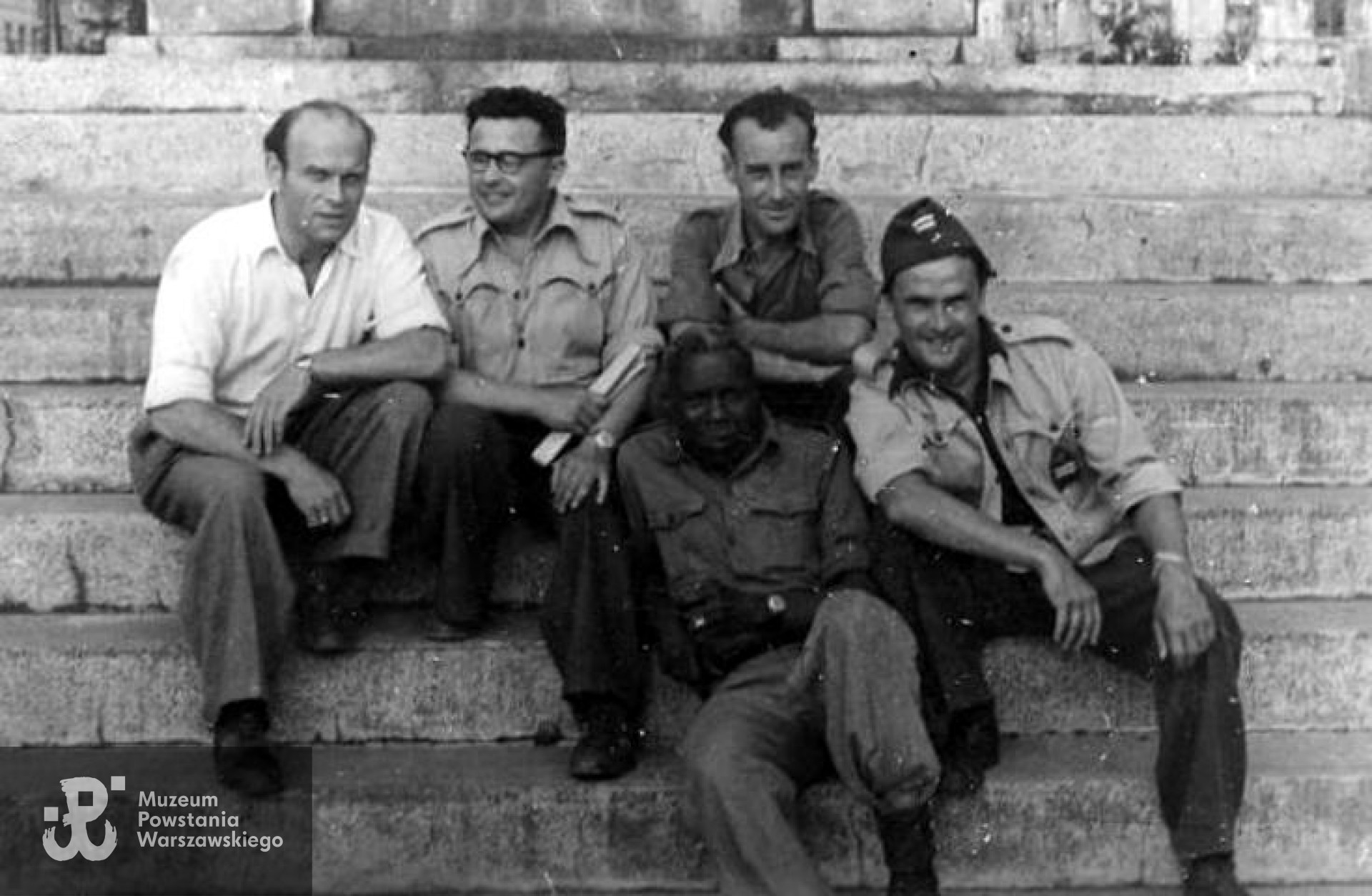 Zdjęcie wykonane  najprawdopodobniej na planie filmowym "Żołnierza zwycięstwa" (1953) w reżyserii Wandy Jakubowskiej. Skan udostępniony Pokojowi Kombatanta MPW przez córki.