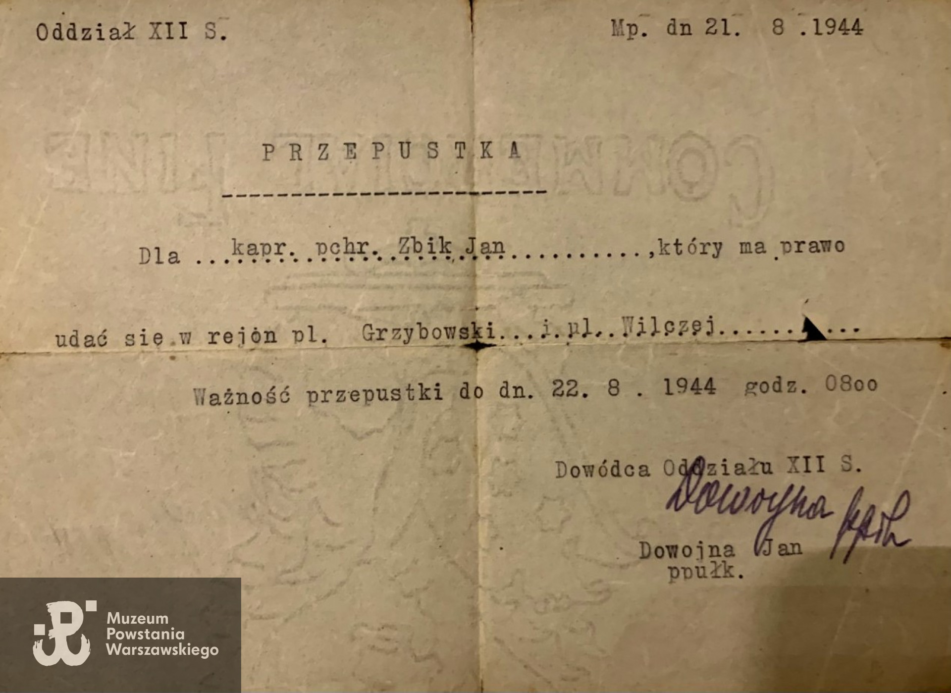 Przepustka wystawiona w dn. 21.08.1944 dla kaprala podchorążego "Jana Żbika" uprawniająca do poruszania się w rejonie Placu Grzybowskiego i ul. Wilczej, ważna do godz. 8:00 22.08.1944. Podpisano: ppłk. Jan Dowoyna [Dowojna] - Lucjan Trzebiński. Ze zbiorów rodzinnych,  skan udostępnił p. Jan Kazimierz Krasnodębski, syn Powstańca