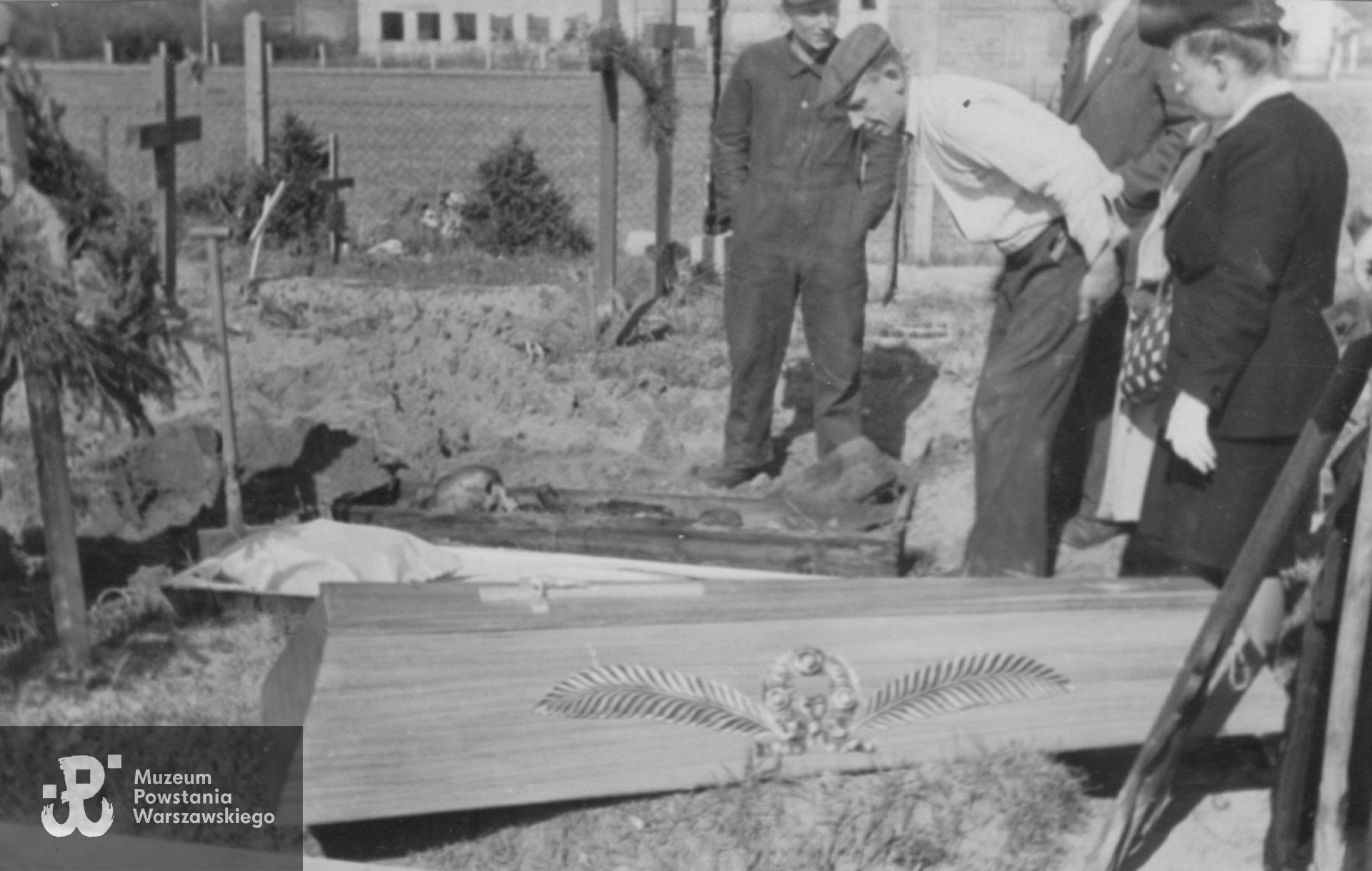 Sierpień 1946 roku - ekshumacja Janusza Kostyrki "Rawicza" z cmentarza w Wilanowie. Archiwum rodzinne Andrzeja i Piotra Milewskich