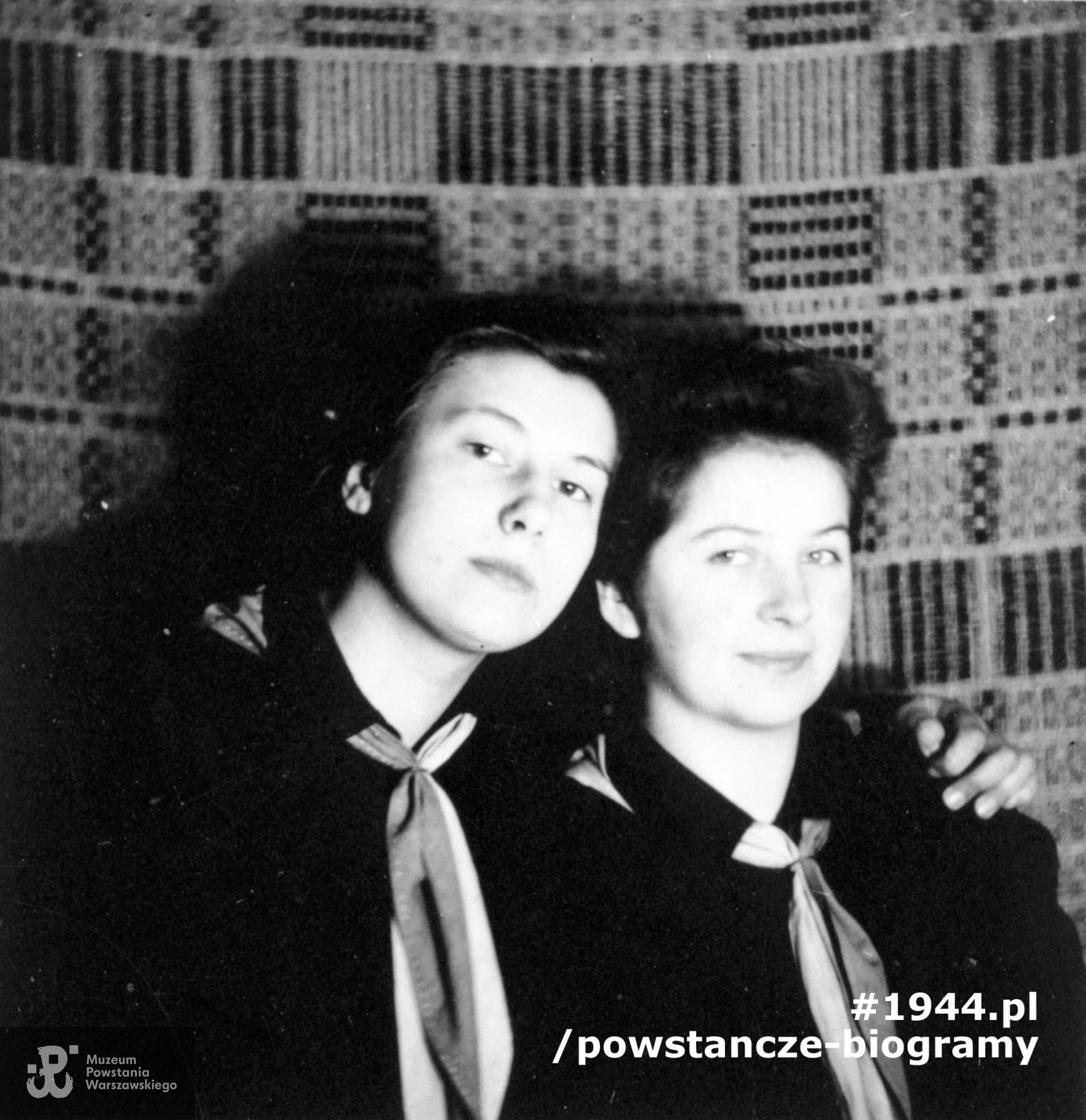 Fotografia z okresu okupacji. Alicja Dybczyńska - harcerka "Błękitnej" drużyny Hufców Polskich, w Powstaniu Warszawskim sanitariuszka kompanii "Harcerskiej"  batalionu "Gustaw" na zdjęciu z Barbarą Wajszczuk "Basią" na zbiórce - marzec 1944. Fot. ze zbiorów Muzeum Powstania Warszawskiego, sygn. MPW-IH/160