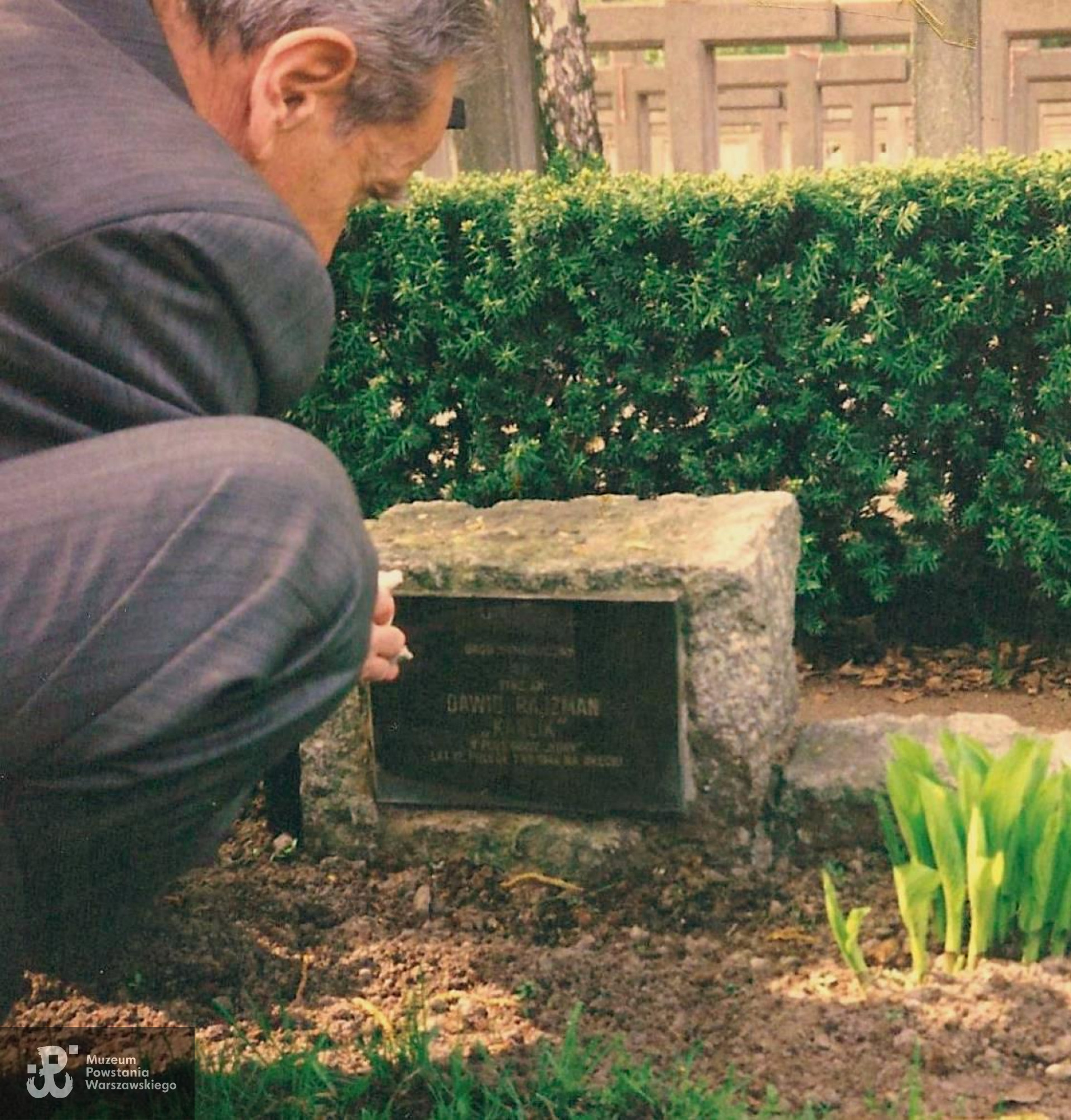 Brat Dawida na jego grobie symbolicznym podczas wizyty w Polsce w 1994  roku. Cmentarz Wojskowy na Powązkach, kwatera A28 