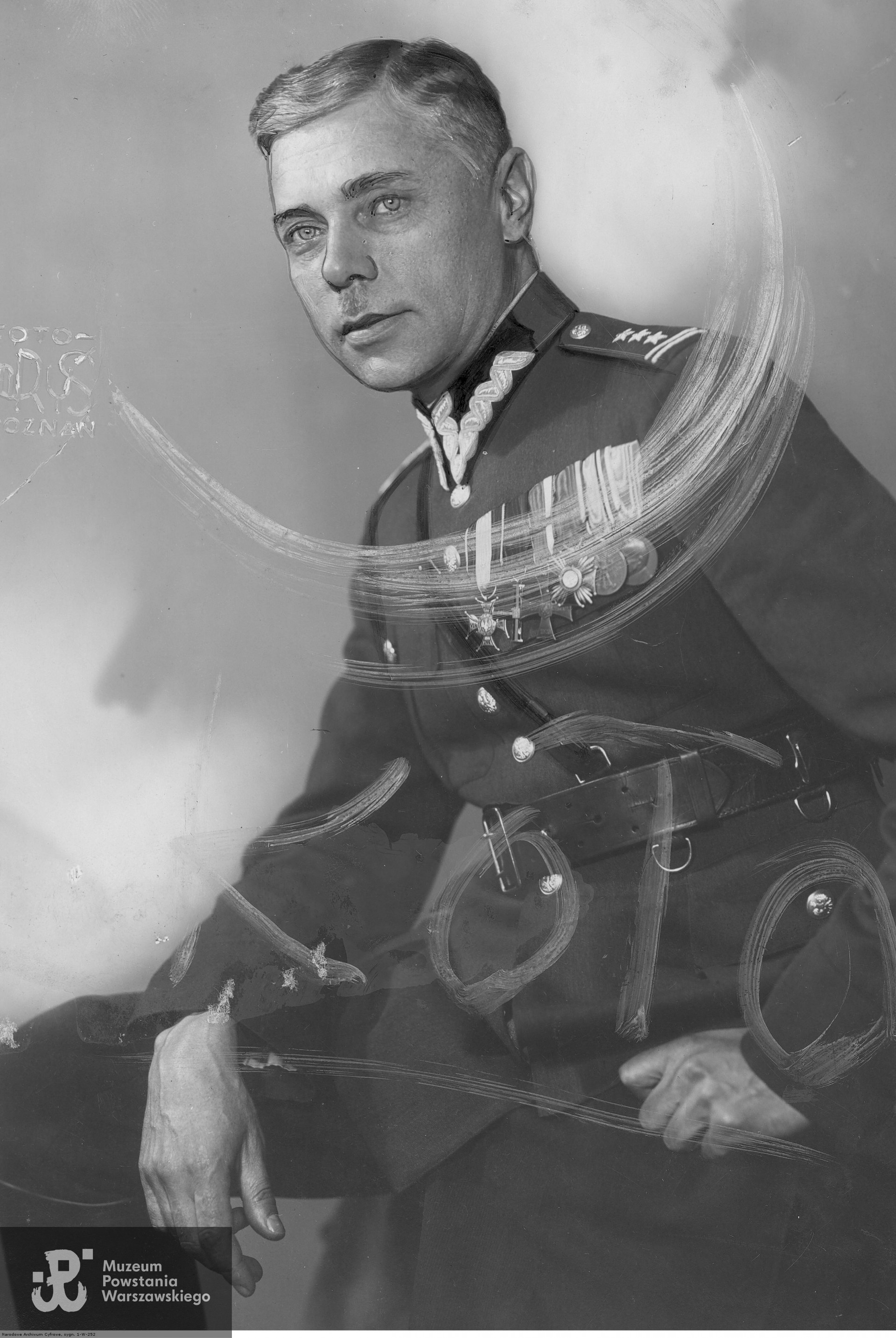 ppłk dr Teofil Kucharski - fotografia portretowa  ze zbiorów Narodowego Archiwum Cyfrowego - Koncern Ilustrowany Kurier Codzienny - Archiwum Ilustracji, www.audiovis.nac.gov.pl