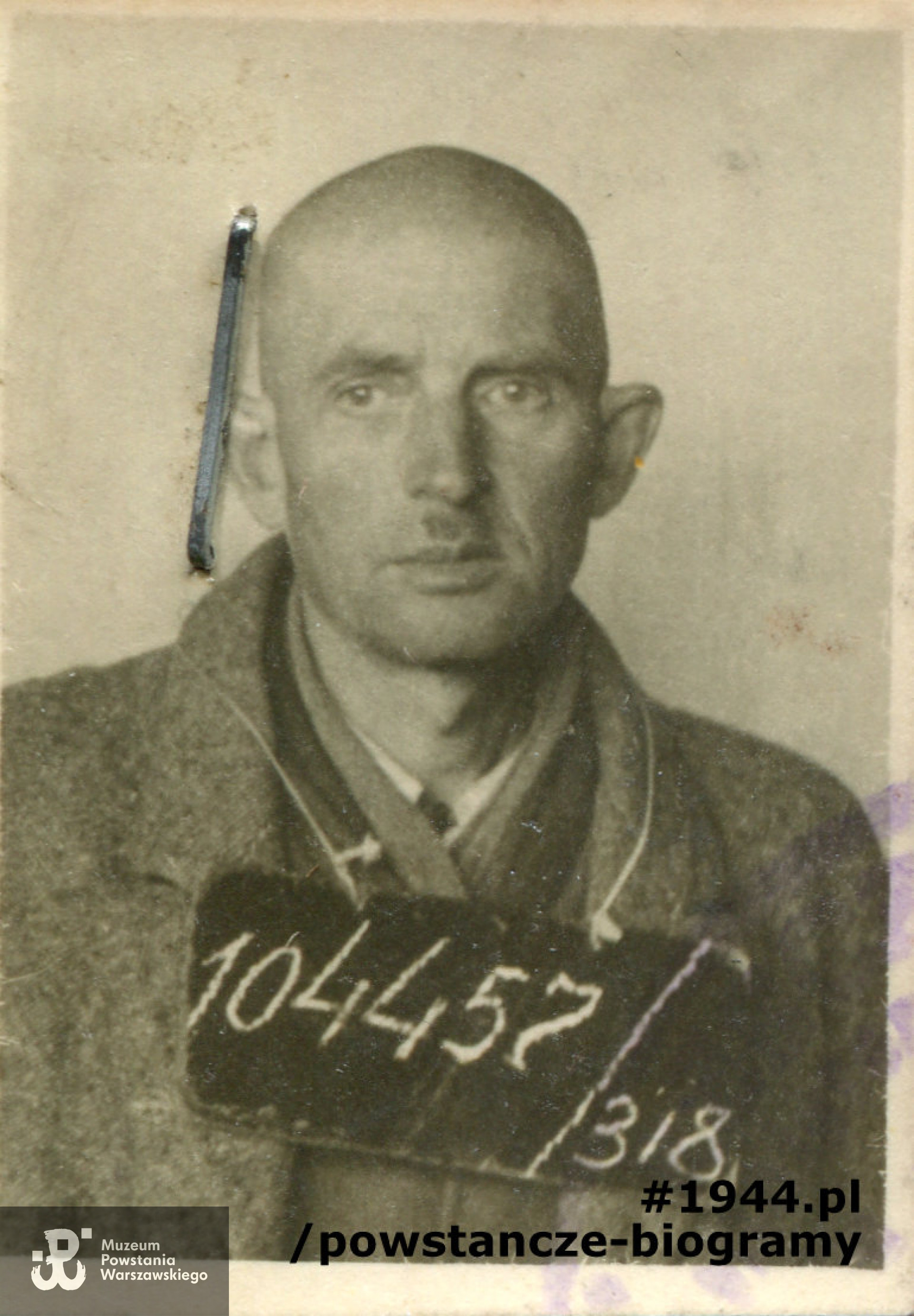 Stanisław Berkieta "Kołnierz". Fotografia wykonana po Powstaniu w październiku 1944 w Stalagu  318 / VIII F / 344 Lamsdorf. Ze zbiorów Muzeum Powstania Warszawskiego, sygn. P/4381, przekazał p. Adam Berkieta