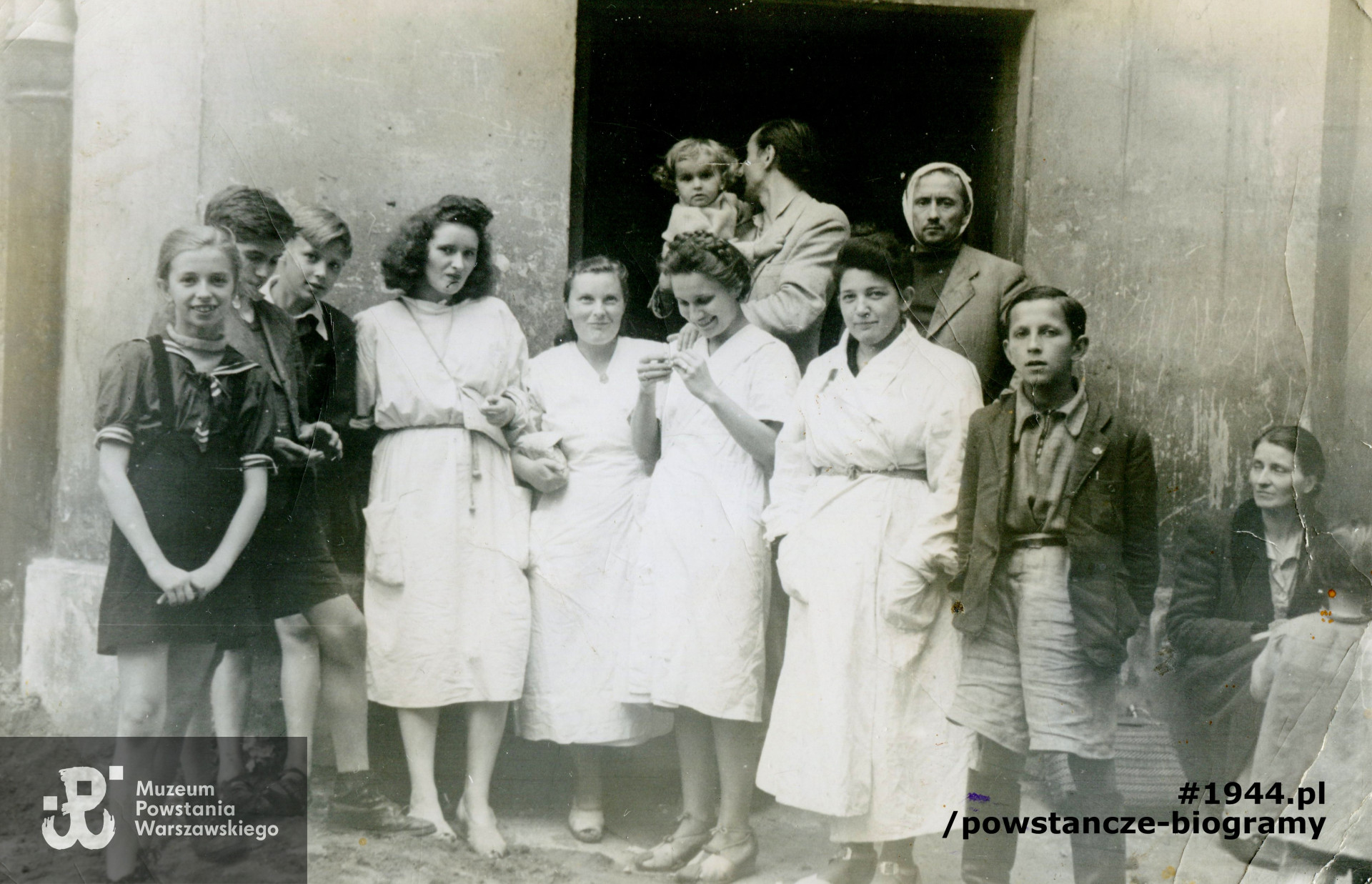 Pierwsze godziny Powstania Warszawskiego, ul. Śliska. Na zdjęciu V od prawej strony w białym fartuchu stoi Alicja Malinowska z Sosnowskich, żona ppor. "Kruka".  Fotografia z archiwum rodzinnego  p. Małgorzaty Trojan.