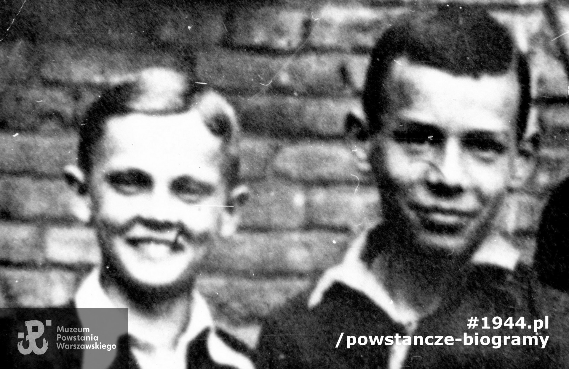 Kazimierz Kołodziejczyk ps. "Wyżeł" (po lewej) i poległy Jerzy Michoń (z prawej). Fragment fotografii przedstawiającej uczniów VII klasy Szkoły Powszechnej nr 194 w końcu roku szkolnego 1943/1944.  Zdjęcie wykonane w czerwcu 1944 r. Ze zbiorów Muzeum Powstania Warszawskiego, sygn. P/8551