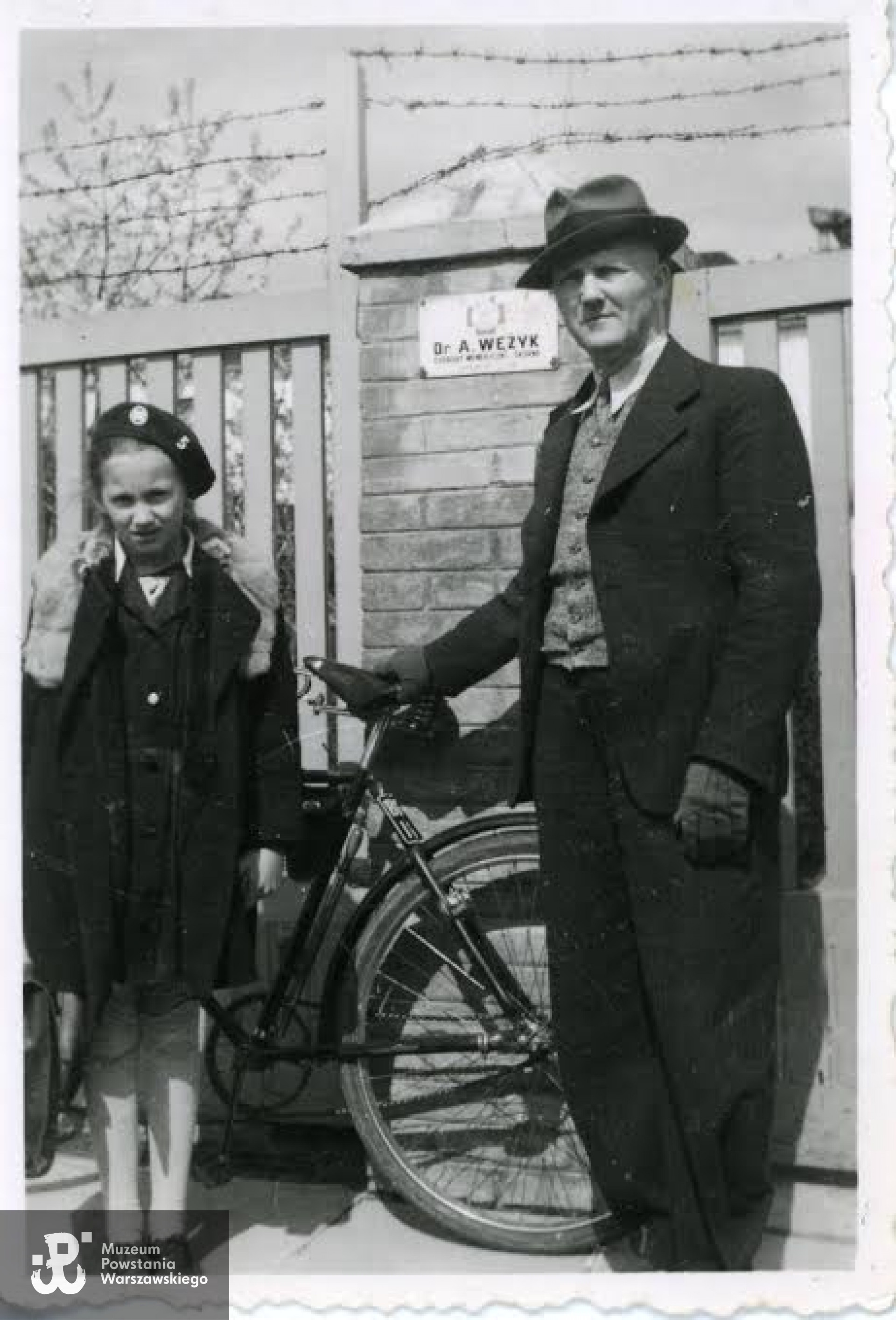 Andrzej Wężyk z córką Zofią, Baranowicze. Fot. ze zbiorów Pani Zofii Machowskiej, córki, źródło https://polesie.org/wp-content/uploads/2014/09/unnamed-2.jpg