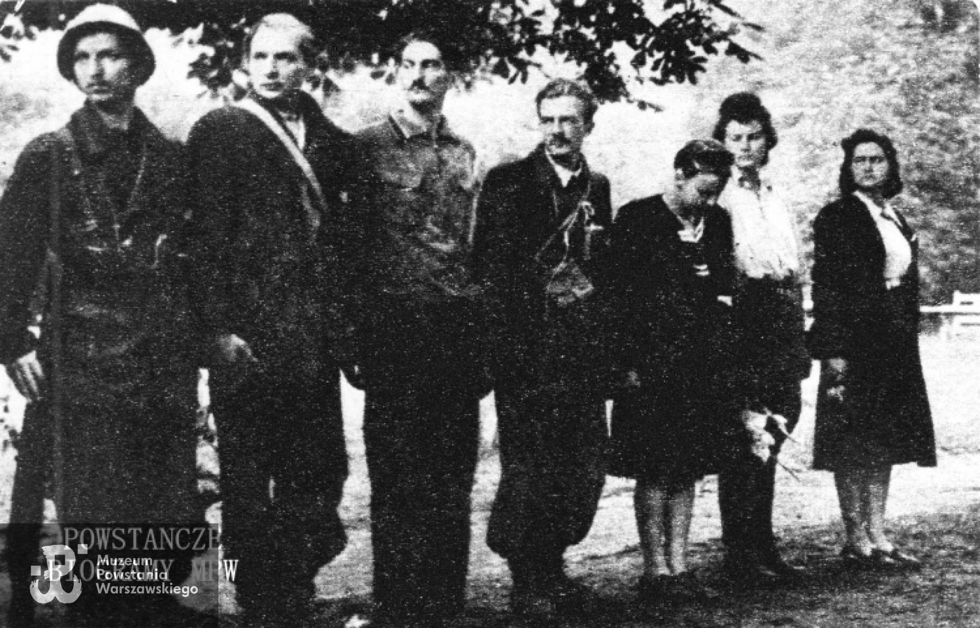 Fotografia z Powstania Warszawskiego. Grupa powstańców z plutonu "Rygla" zgrupowania "Bartkiewicz"  stojąca w szeregu. Od lewej:  st. strz. Alfred Wróblewski "Szary",  strz. Wiesław Mroczkowski-Nałęcz "Wiesiek", strz. Władysław Maydell "Waldemar", st. strz. Kazimierz Maydell "Kazik", łączniczka Stefania Engelhardt-Frank (Tula) "Maria",  łączniczka Irena Kummant-Skotnicka "Janina", "Luga", patrolowa Jadwiga Maydell "Jadwiga". Autor zdjęcia nieznany, ze zbiorów MPW, sygn.MPW-IP/3916