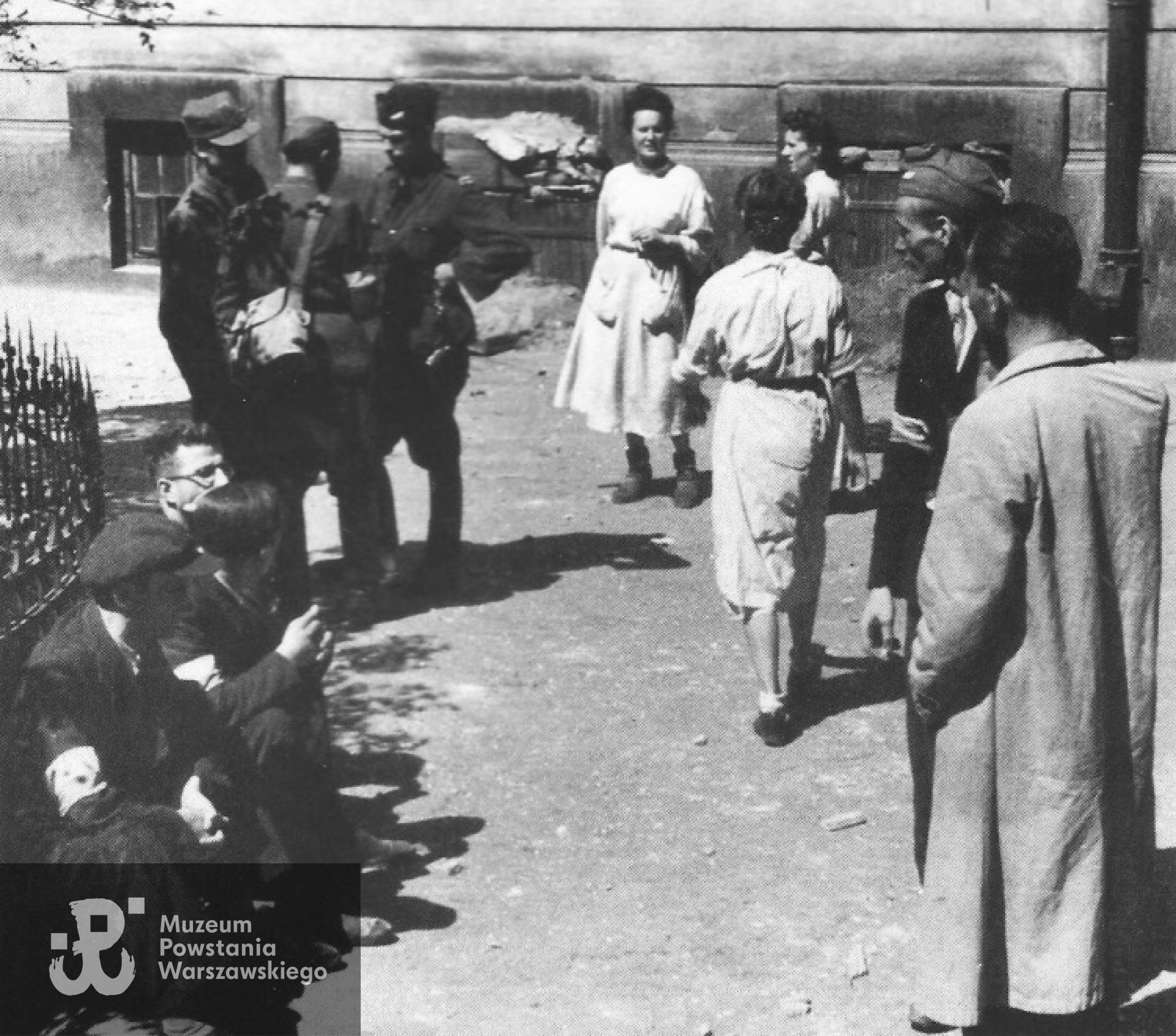 Powstanie Warszawskie, podwórze przy ul. Mazowieckiej, pierwszy tydzień sierpnia. sanitariuszki to: tyłem Basia Roszkowska "Ananas", przodem Czarna Krysia" (NN), z profilu (nad głową Basi ) Maria Czapska "Marysia"