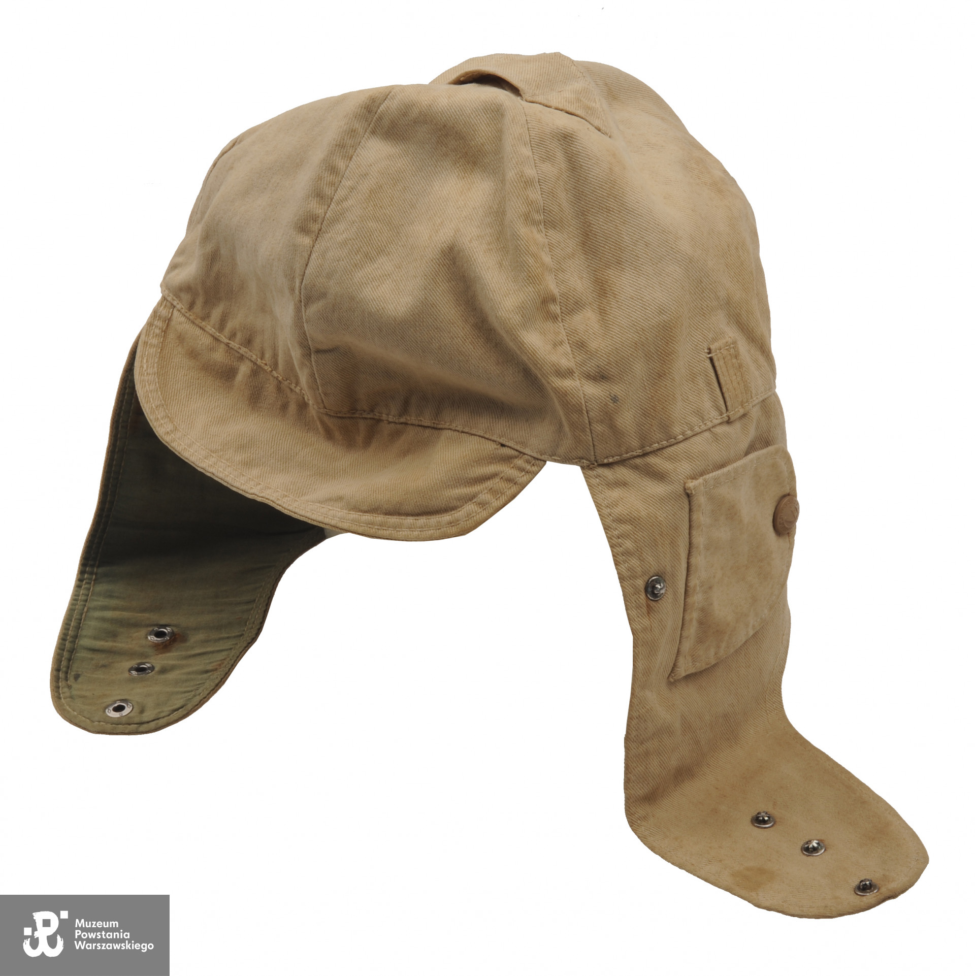 Czapka - pilotka  należąca do plut. Wandy Traczyk ps. „Pączek”, "Atma",  KG AK  z  VI oddz. - oddz. osł. WZW ofiarowana Wandzie Traczyk w trakcie Powstania Warszawskiego przez kolegów z oddziału. Ze zbiorów Muzeum Powstania Warszawskiego  MPW-M/2764