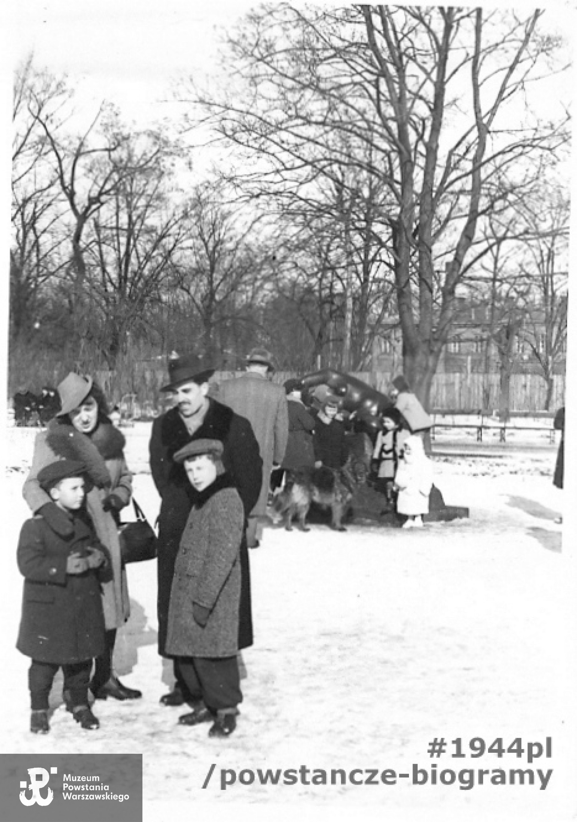  Zima 1943/1944, fotografia wykonana w Warszawie, w Parku Ujazdowskim. Widoczni na zdjęciu: Irena Maria Kołakowska z Lessmanów  ps. „Henryka”, Bolesław Lessman ps. „Lasota”, „Technik" oraz dwaj synowie Bolesława - Jerzy i Ryszard. Skan ze zbiorów rodzinnych p. Ryszarda Lessmana, syna Powstańca 