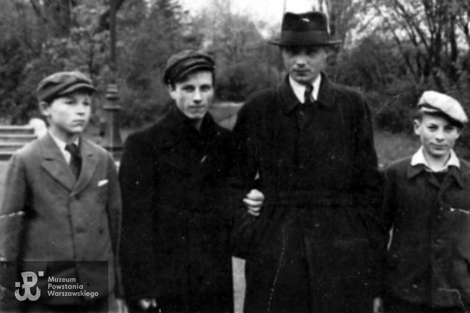 Warszawa, Park Paderewskiego ok. 31 maja 1942 roku. Stoją od lewej : Kazik Aleksandrowicz "Skryty",  drużynowy Józek Borowicz "Cygan",  komendant POS "Jerzyki" AK - Jerzy Strzałkowski ps. "Stary", "Jerzy" oraz Antek Zembrzuski ps. "Cwany Tosiek". Fot. ze zbiorów Pawła Cudnocha.

