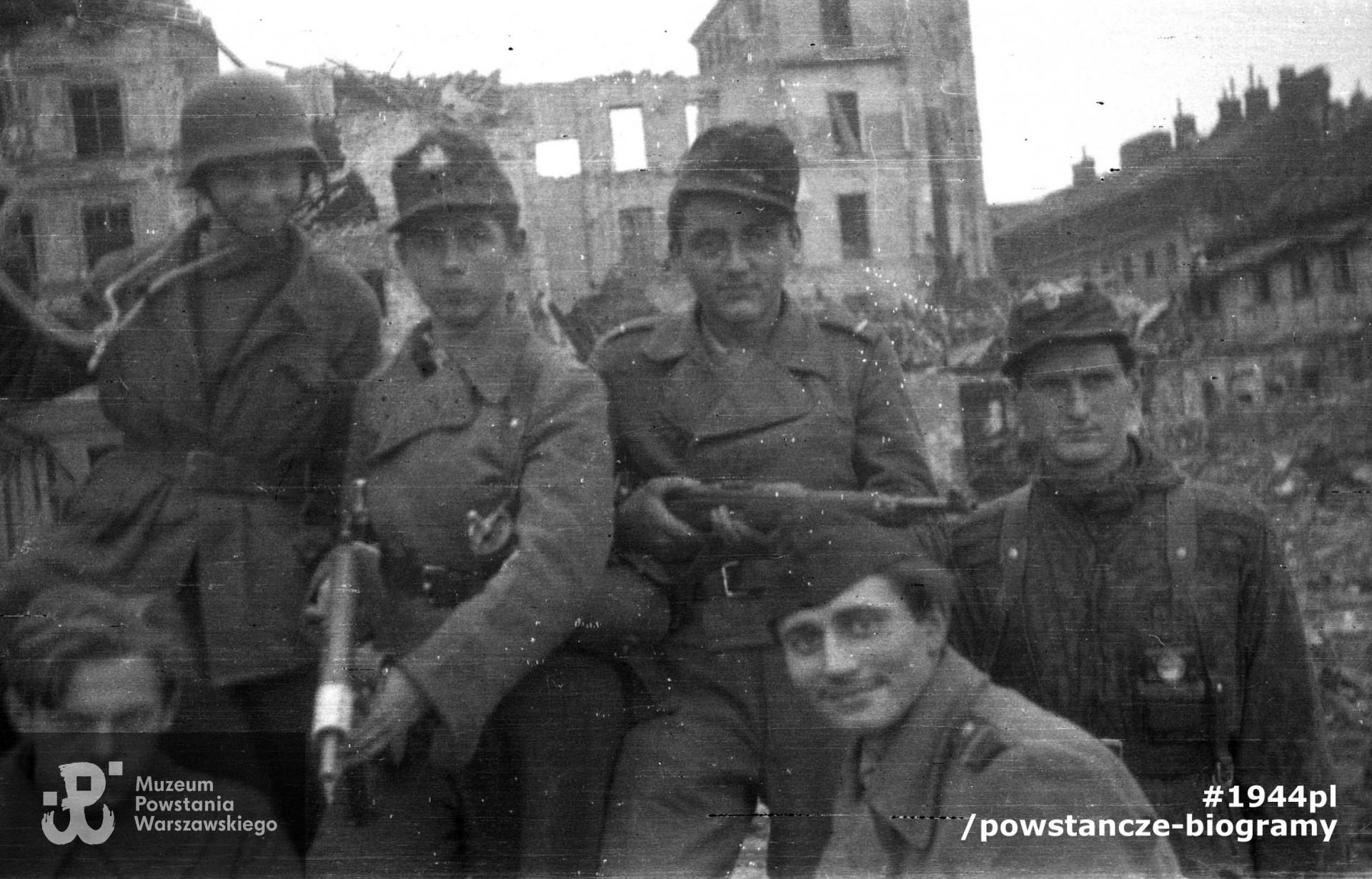 Fotografia z Powstania Warszawskiego. Grupa żołnierzy z Batalionu "Miotła" pluton "Torpedy" na terenie między Instytutem Głuchoniemych i Ociemniałych przy placu Trzech Krzyży a ulicą Książęcą 7. Od lewej: Jerzy Głowacki [?]"Karlus", strz. Tadeusz Rajszczak "Maszynka", st. strz. Kazimierz Gabara "Łuk", sierż. pchor. Zdzisław Maciej Michalski "Sokół", st. strz. Franciszek Świerczewski "Franuś", ppor. Józef Nyc "Piorun". Autorem zdjęcia jest Jerzy Michalski, fot. ze zbiorów Muzeum Powstania Warszawskiego, sygn. MPW-IN/4253