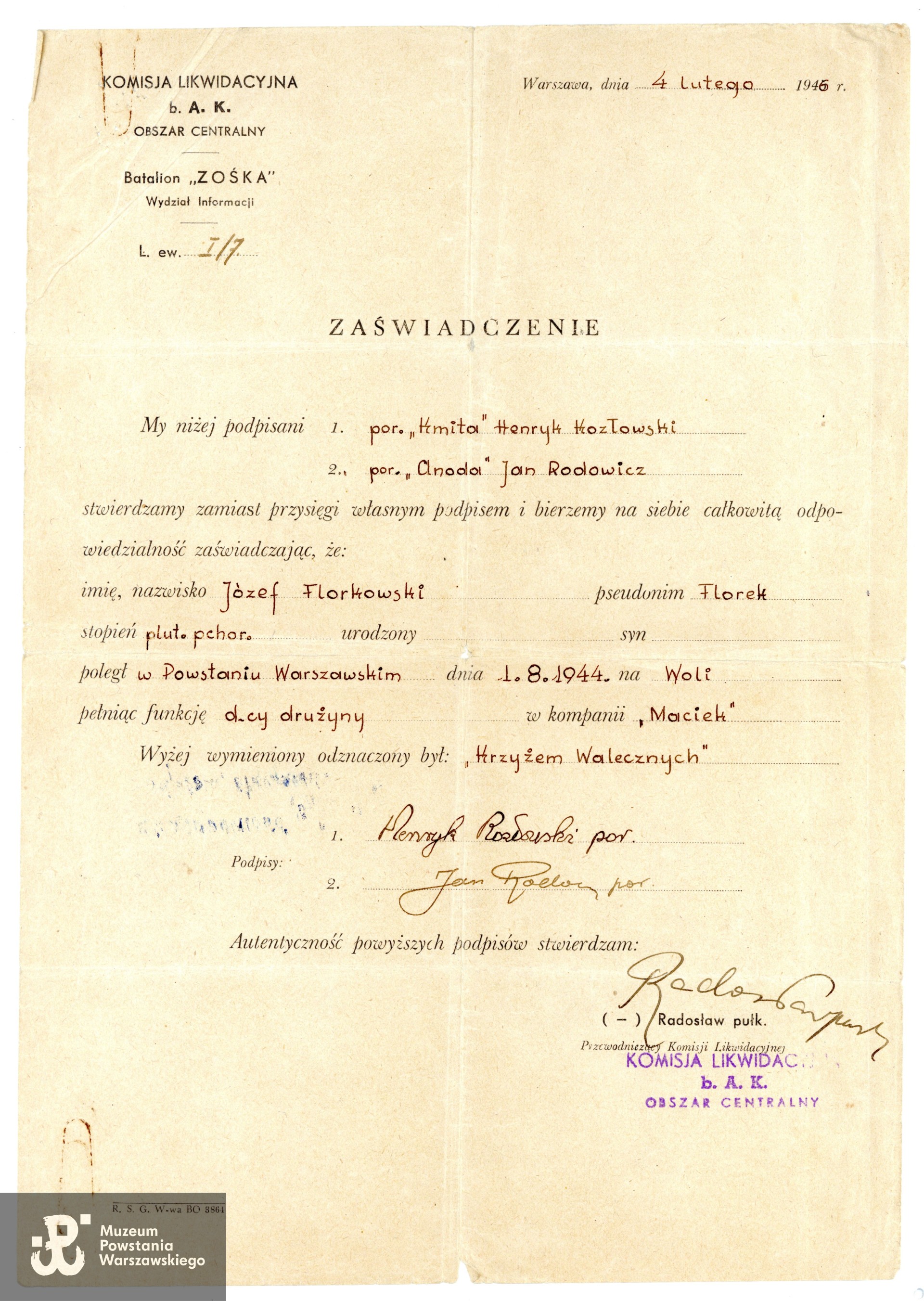 Zaświadczenie Komisji Likwidacyjnej b. AK Obszaru Centralnego z 4 lutego 1946 o pełnionej funkcji dowódcy drużyny oraz odznaczeniu Krzyżem Walecznych. Dokument z podpisami  Jana Rodowicza „Anody”, Henryka Kozłowskiego „Kmity" i przewodniczącego Komisji Likwidacyjnej, płk. Jana Mazurkiewicza "Radosława". Ze zbiorów Muzeum Powstania Warszawskiego sygn. P/10230, dar p. Adama Wrzoska, siostrzeńca Powstańca.
