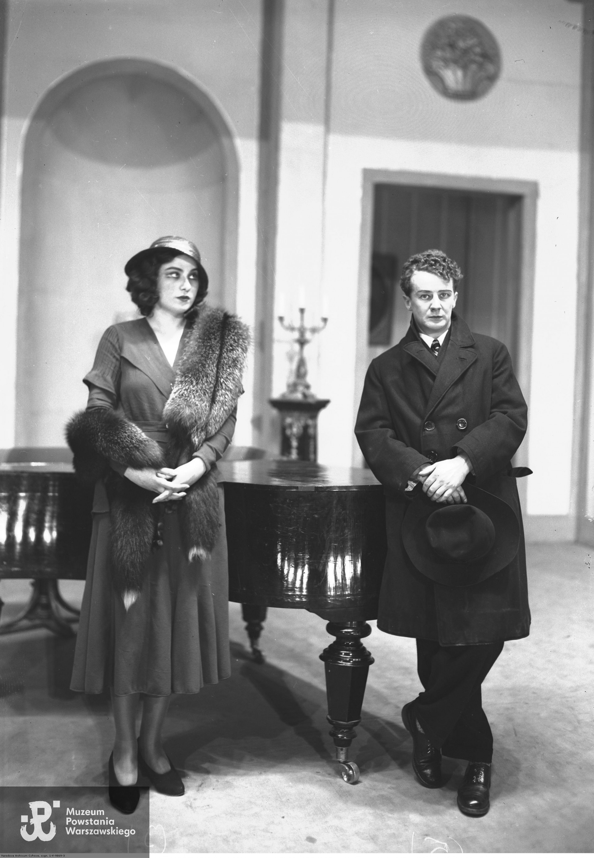 Irena Eichlerówna w roli Heleny (z lewej) i Jerzy Szyndler. Przedstawienie "Fortepian" w Teatrze im. Juliusza Słowackiego w Krakowie, 1932 rok. Ze zbiorów NAC, źródło <i>Koncern Ilustrowany Kurier Codzienny - Archiwum Ilustracji</i>