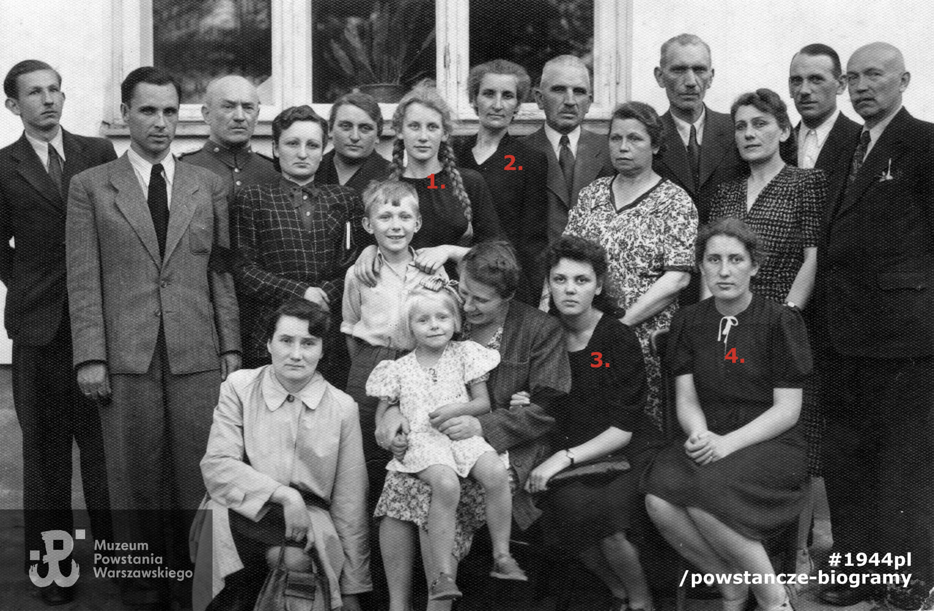Opis wraz z numeracją - pogrzeb Władysława Pawłowskiego, dn. 26.06.1944 r. Widoczne na zdjęciu: 1) Maria Pawłowska, po wojnie Turowska ps. Myszka (córka)  2) Pelagia Pawłowska (żona Władysława), córki:  3) Halina Zofia Pawłowska, 4). Barbara Pawłowska, po wojnie Podlewska. Fot.  ze zbiorów rodzinnych udostępniła Pani Agnieszka Podlewska.