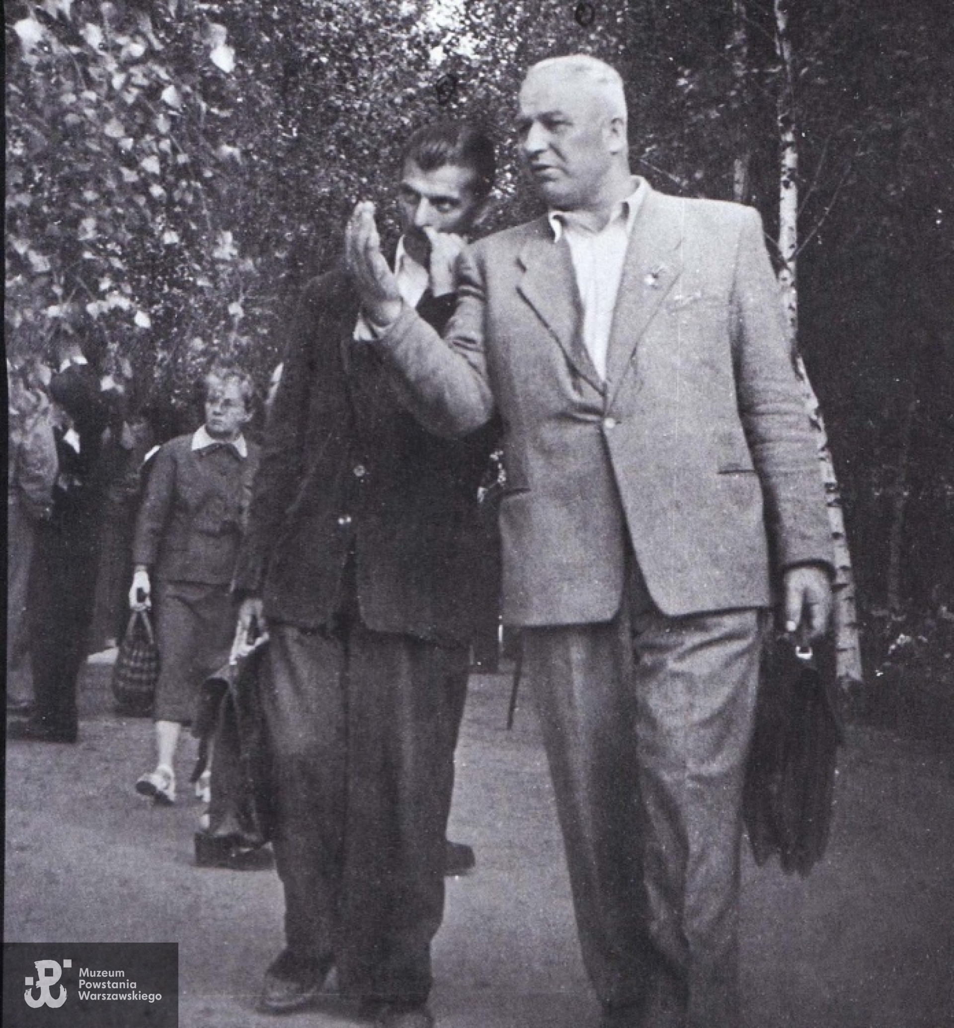 1 sierpnia 1956 r. XII rocznica wybuchu Powstania Warszawskiego. Osoby fotografowane z ukrycia przez funkcjonariuszy UB na Cmentarzu Powązkowskim, po prawej Władysław Ciemiński.