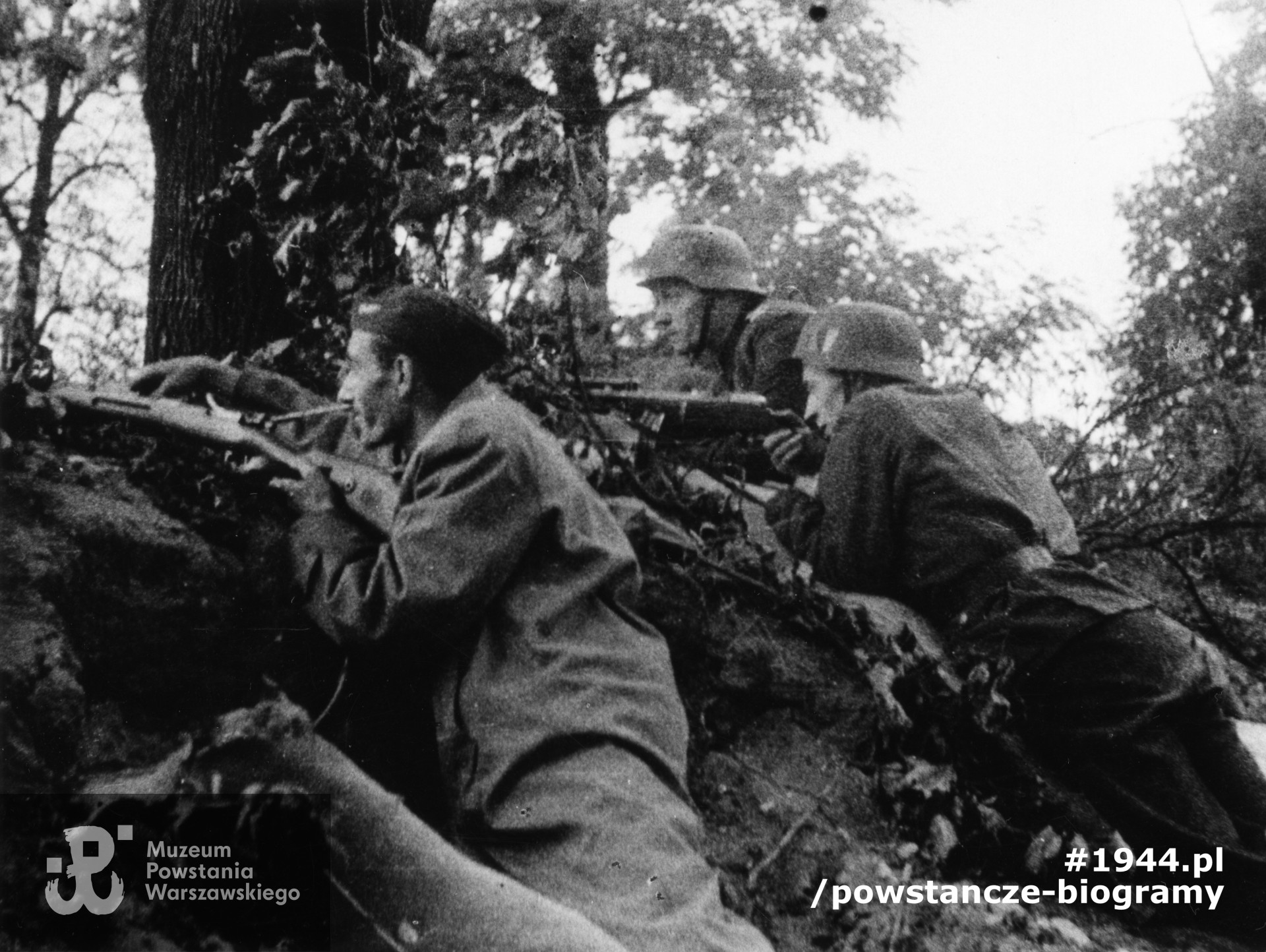 Fotografia z Powstania Warszawskiego. Śródmieście Południowe. Stanowisko strzeleckie na skarpie w ogrodzie szpitala św. Łazarza. Na pierwszym planie powstańcy z batalionu "Miłosz", od lewej: Wacław Paradowski "Kary", plut. Ryszard Lewandowski "Oporek", kpr. Lech Krasnowolski "Leszek". Fot. ze zbiorów Muzeum Powstania Warszawskiego, sygn. MPW-IK/2449. Autorem zdjęcia jest Wojciech Marczyński "Bogusław". Fot. ze zbiorów Muzeum Powstania Warszawskiego, sygn. MPW-IK/2449. Autorem zdjęcia jest Wojciech Marczyński "Bogusław"