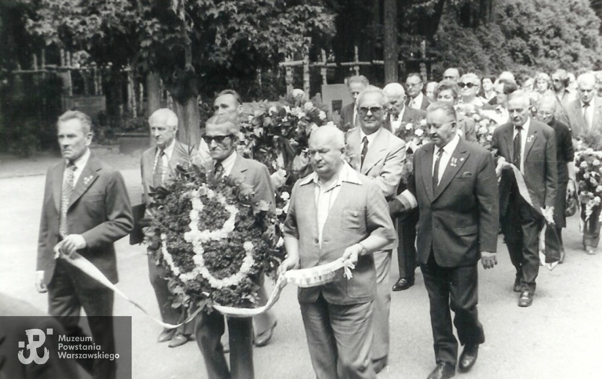 Warszawa - Powązki, 12 sierpnia 1981 roku - pogrzeb Bronisława Lubicz-Nycza ps. "Leszek" - delegacja żołnierzy batalionu AK "Kiliński". Wieniec ze znakiem Polski Walczącej niesie plut. "Skała"
