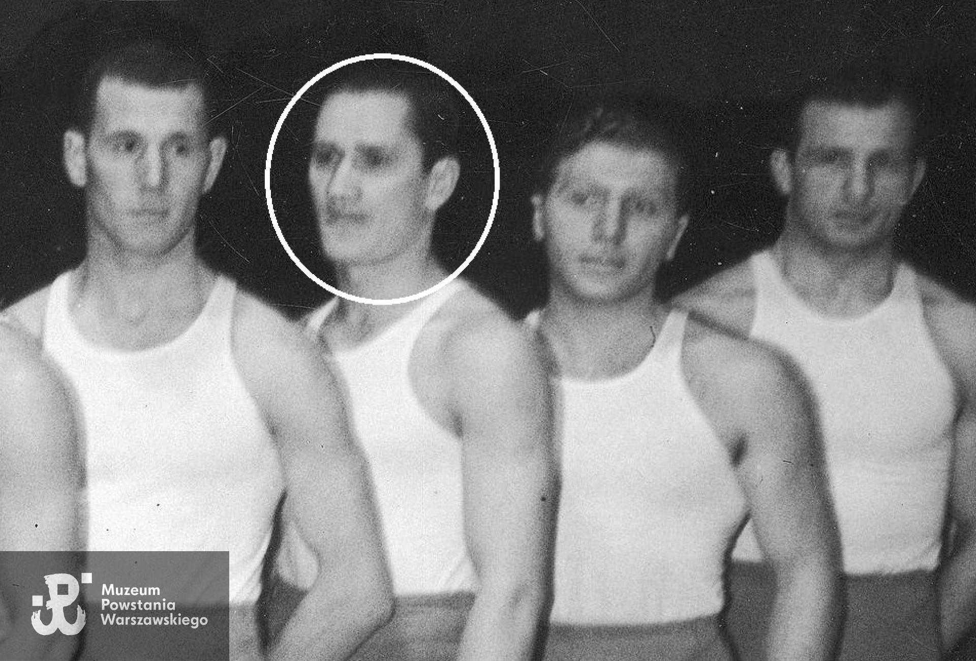 Powiększony fragment poprzedniego ujęcia, M. Całka zaznaczony w kole. Fot. ze zbiorów NAC - zespół: Koncern Ilustrowany Kurier Codzienny - Archiwum Ilustracji, sygn. 1-S-1693-1