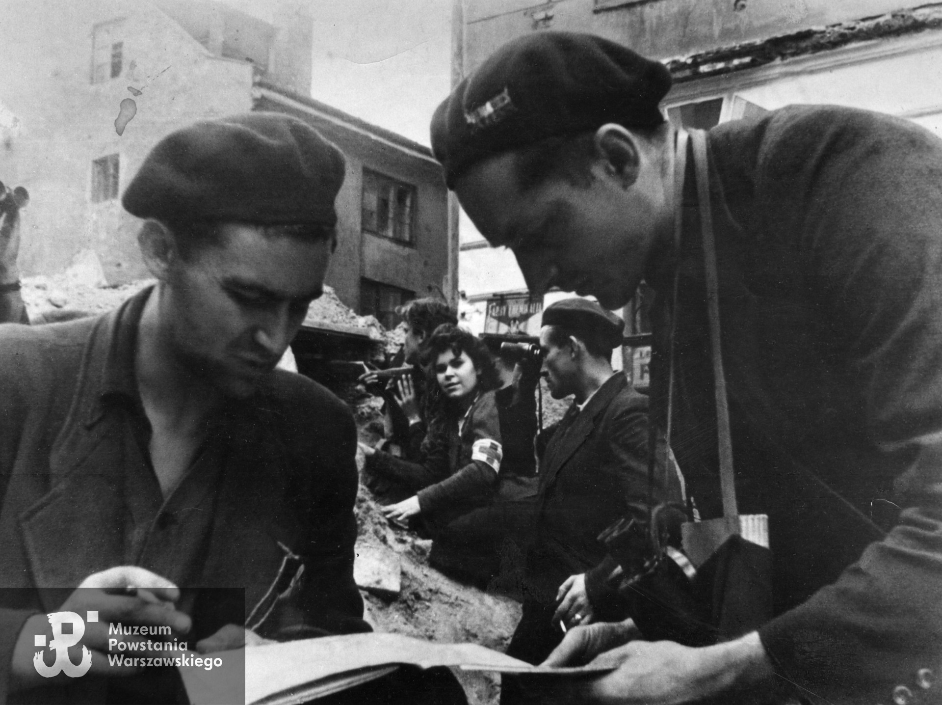 Fotografia z Powstania Warszawskiego autorstwa Bernarda Marwińskiego (PSW). Śródmieście Północne, ul. Żelazna. Powstańcy ze zgrupowania "Chrobry II" przy barykadzie na ul. Żelaznej, na wysokości domu nr 58. Fot. ze zbiorów Muzeum Powstania Warszawskiego, sygn. PW-IK/1907.