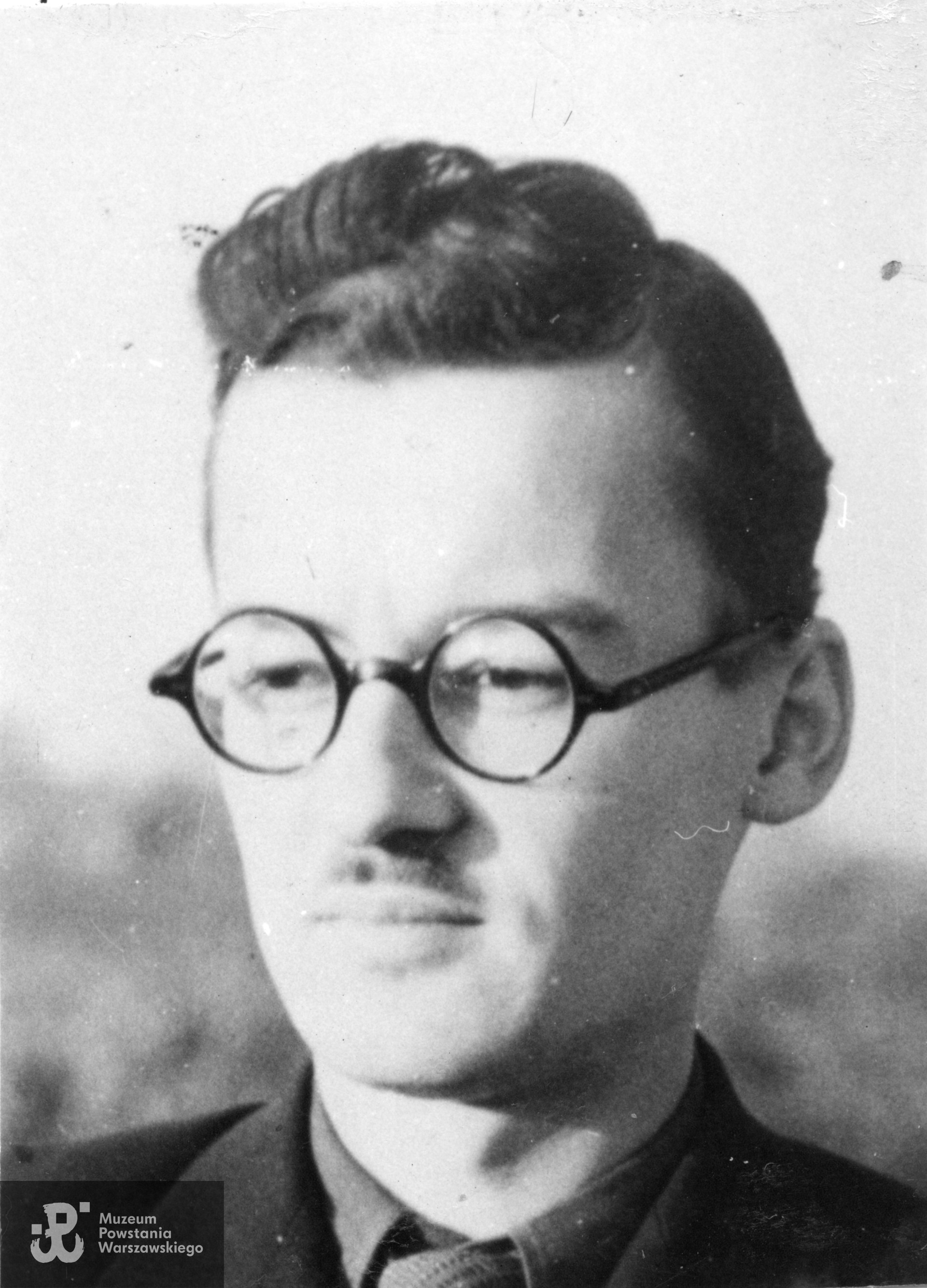 Plut. pchor. Henryk Dutkowski  ps."Kosowski"(1922-2015). Fotografia portretowa dołączona do ankiety uczestnika Powstania Warszawskiego. Ze zbiorów Muzeum Powstania Warszawskiego, sygn. MPW-IP/5803