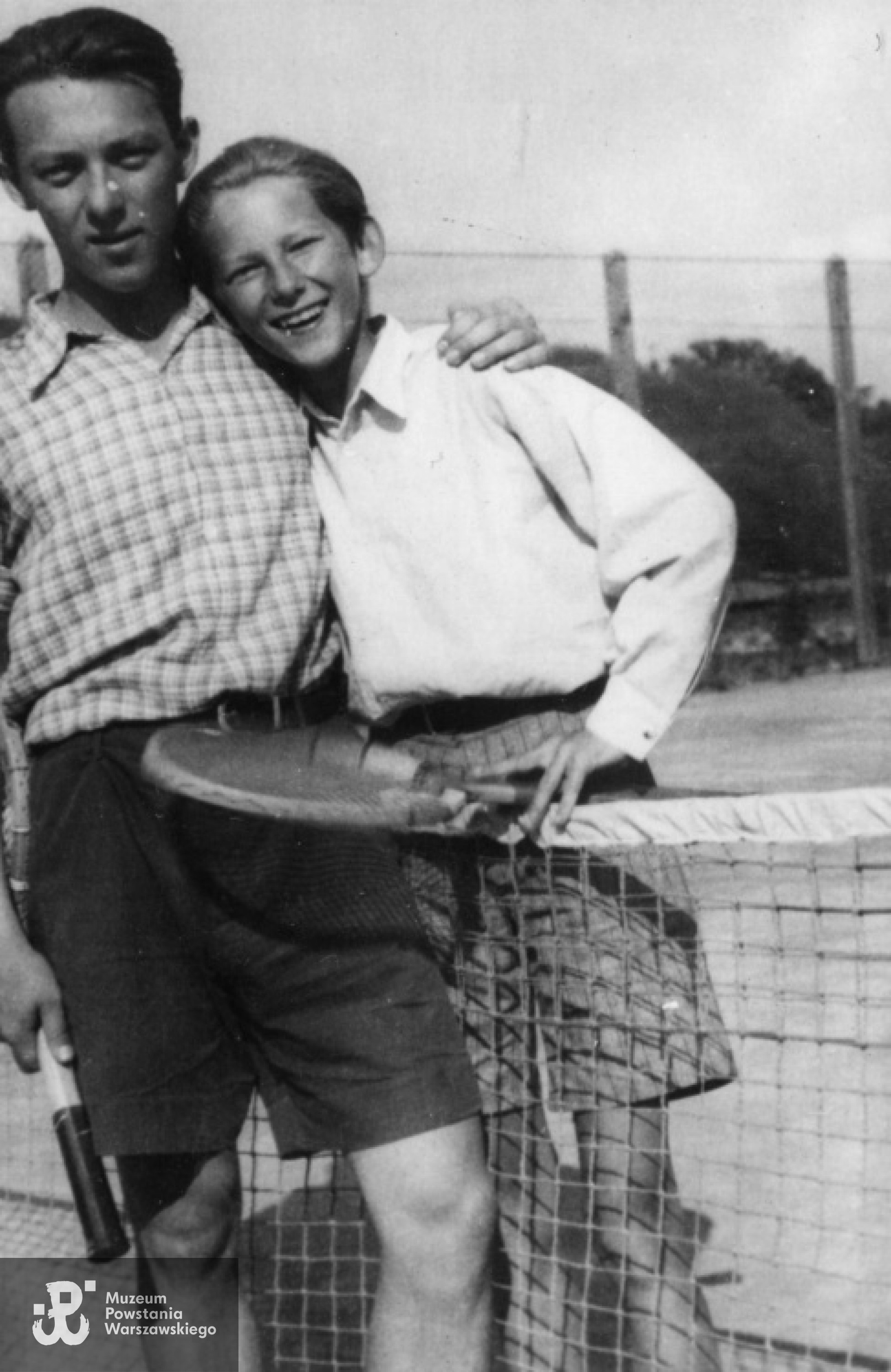 Sierpień 1940 roku. Olgierd Budrewicz (z lewej) z Wojciechem Czernym po meczu tenisowym, okolice Cytadeli. Fot: albumy z fotografiami autorstwa Olgierda Budrewicza z lat 1939-1941, zbiory Fototeki MPW