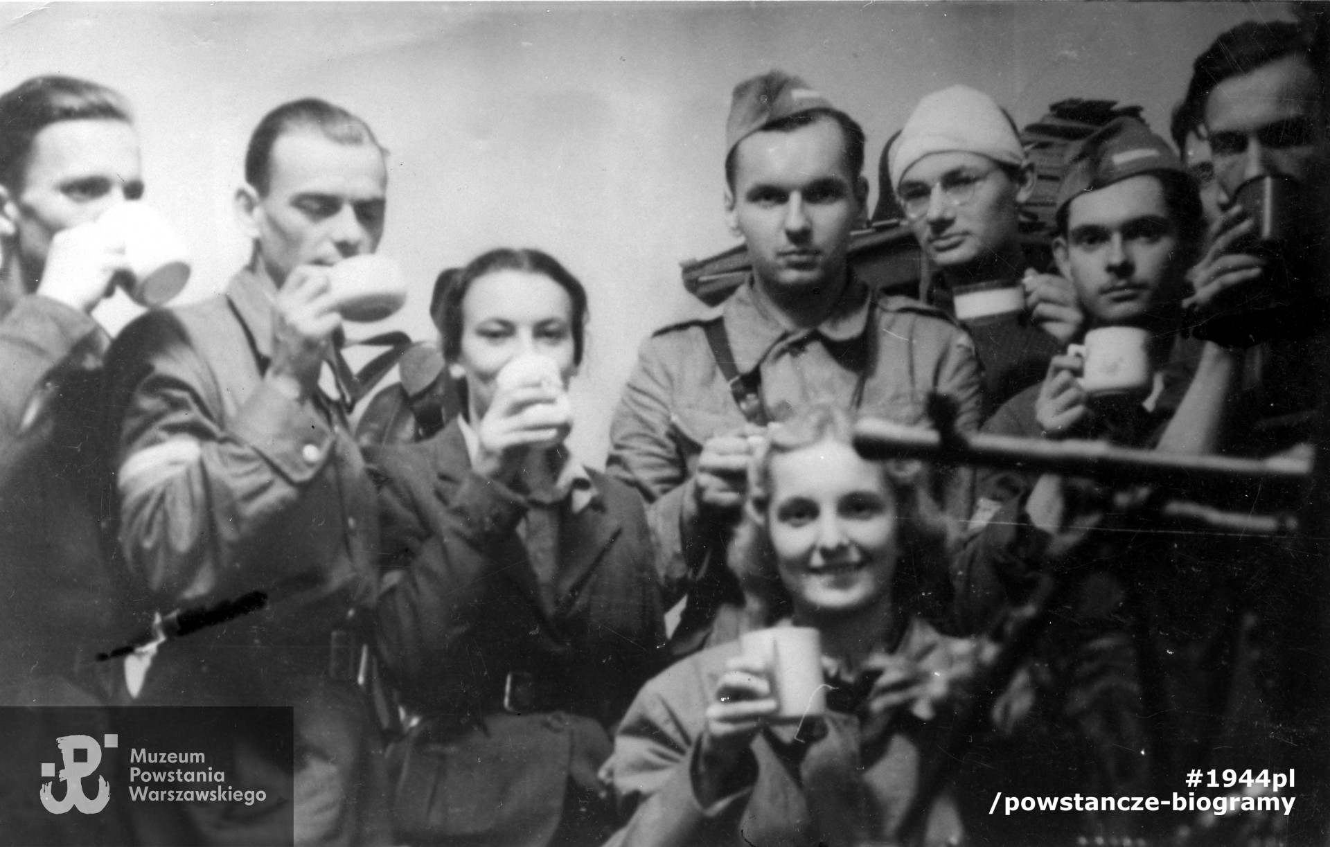 Fotografia z Powstania Warszawskiego. Powiśle. Grupa powstańców z plutonu „Rafałków” 2. kompanii III Zgrupowania „Konrad” Grupy Bojowej „Krybar”. Od lewej prawdopodobnie kpr. pchor. Józef Trzeciński „Nałęcz” (?), obok NN, łączniczka Halina Paszkowska „Lusia” (?), plut. pchor. Jan Potulicki „Rafał” (dowódca plutonu), przed nim siedzi sympatia „Rafała„ Maria Gałecka  „Magda” (po wojnie Kiernik). Drugi od prawej stoi kpr. pchor. Ryszard Langner ”Złomicz„ (w furażerce, z wąsikiem).  Fot. ze zbiorów Muzeum Powstania Warszawskiego, sygn. MPW-IP/5261. Identyfikacji Jana Potulickiego i Marii Gałeckiej dokonała p. Maria Łatyńska, siostrzenica ”Rafała".