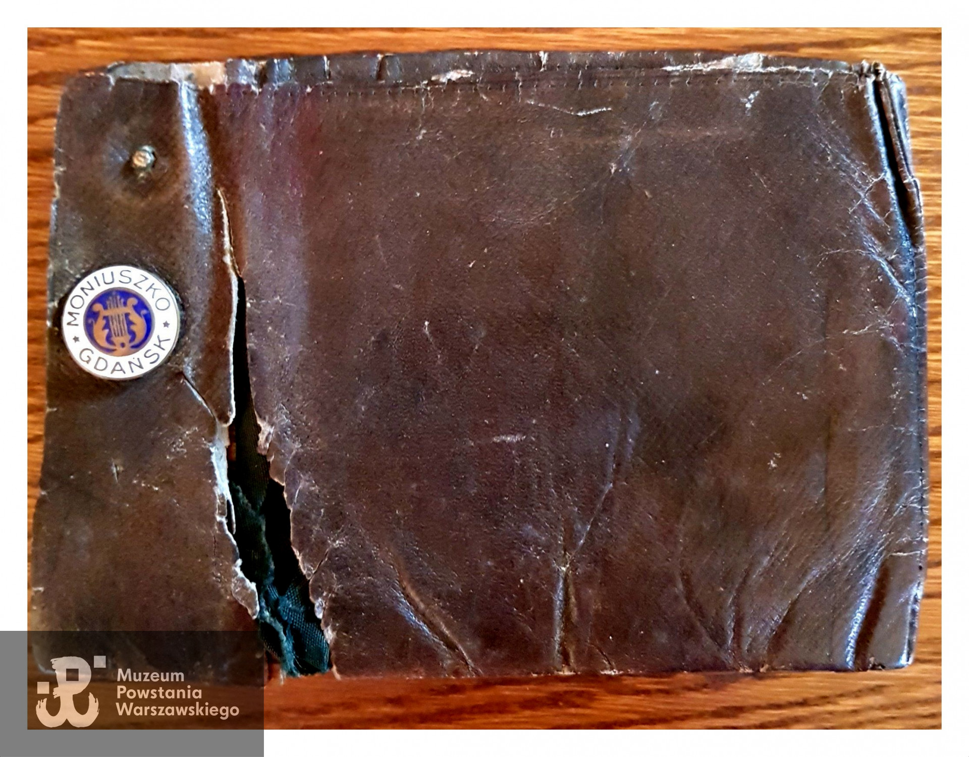 Należący do Henryka portfel, który zatrzymał kulę. Ze zbiorów rodzinnych.