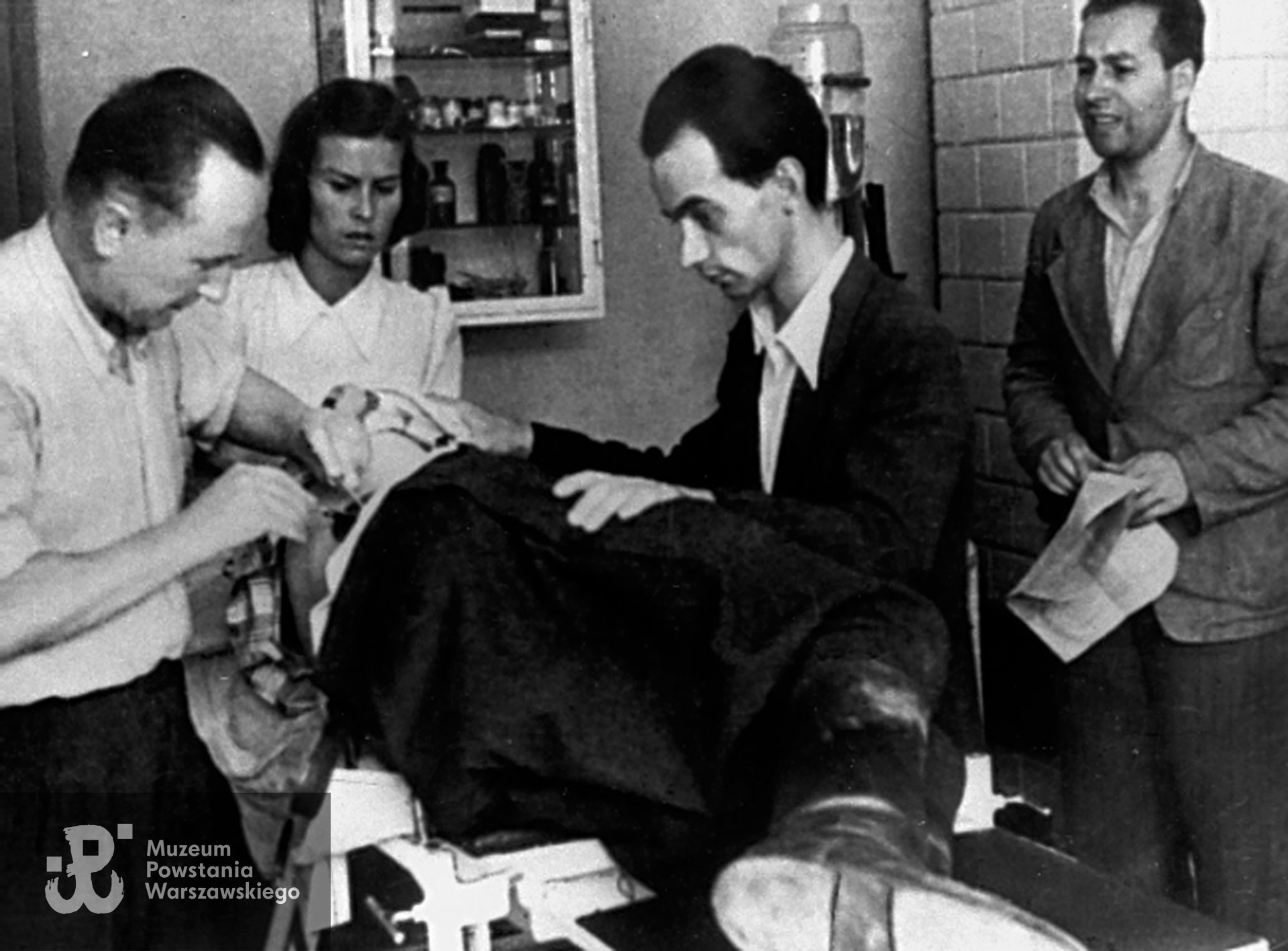 Dr Józef Kubiak "Andrzej",   sanitariuszka Anna Stadnicka "Emilia", dr  Jan Roch Biedziński, punkt sanitarny Dobra 22/24. Fot. ze zbiorów Muzeum Powstania Warszawskiego, sygn. MPW-IH/4197.