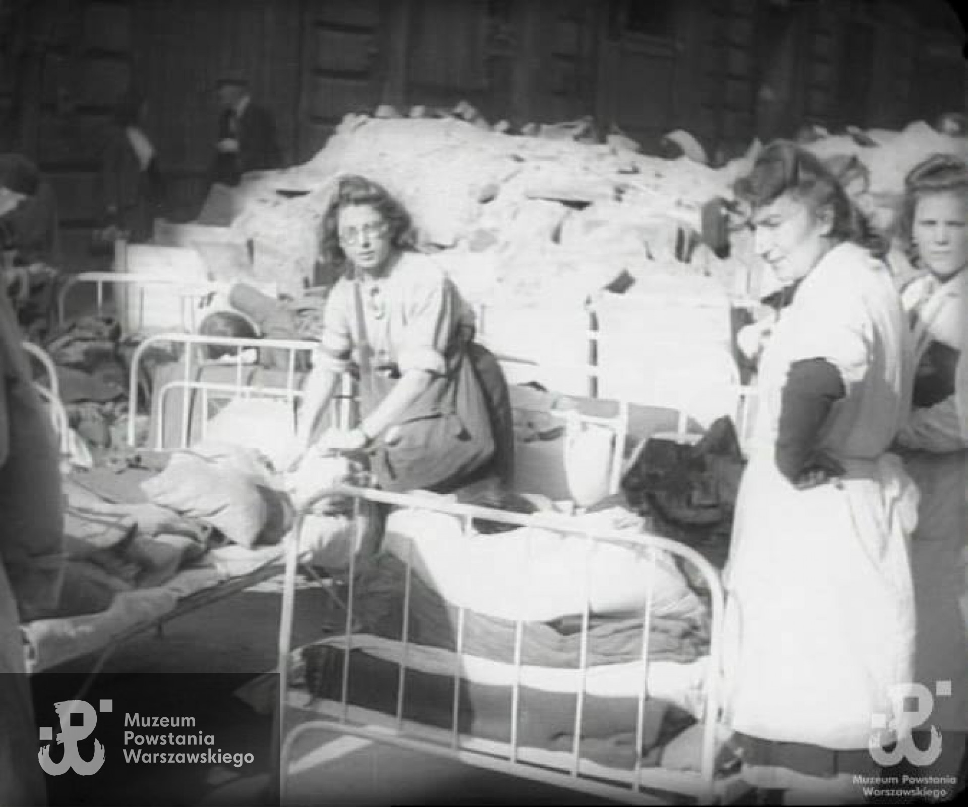 Kadr z powstańczej kroniki -  pierwsza od lewej rozpoznana przez rodzinę Irena Ponikiewska-Polańska. Fot. MPW