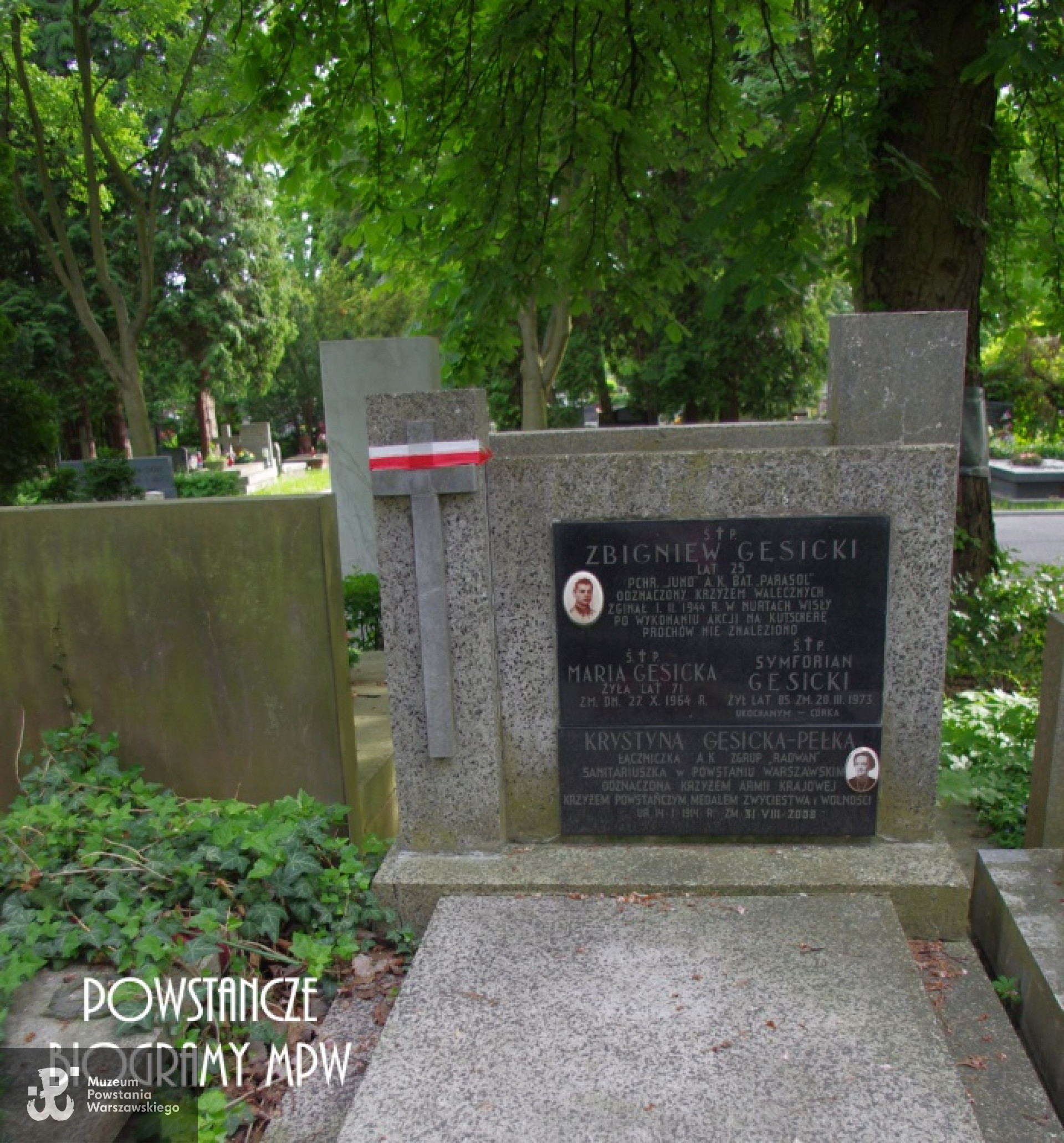 Grób rodziny Gęsickich na Powązkach Wojskowych. Źródło fot. <i> Wikipedia</i>. Autorem zdjęcia jest Mateusz Opasiński