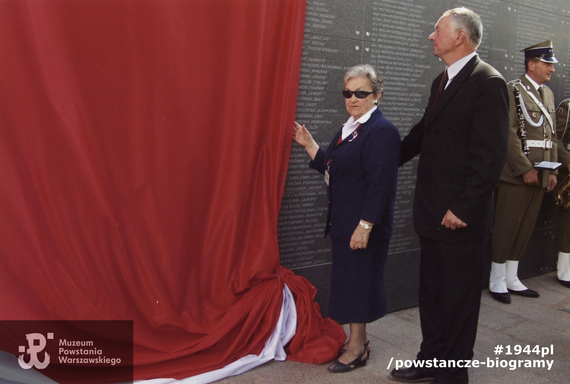 31 lipca 2004 - Przedstawiciele środowisk kombatanckich odsłaniają  w Muzeum Powstania Warszawskiego Mur Pamięci.  Hannie Stadnik towarzyszy kuzyn bł. ks. Józefa Stanka ps.  „Rudy”, pallotyna zamordowanego  przez Niemców podczas Powstania Warszawskiego. Fot. z archiwum rodzinnego p. Hanny Stadnik z d. Sikorskiej