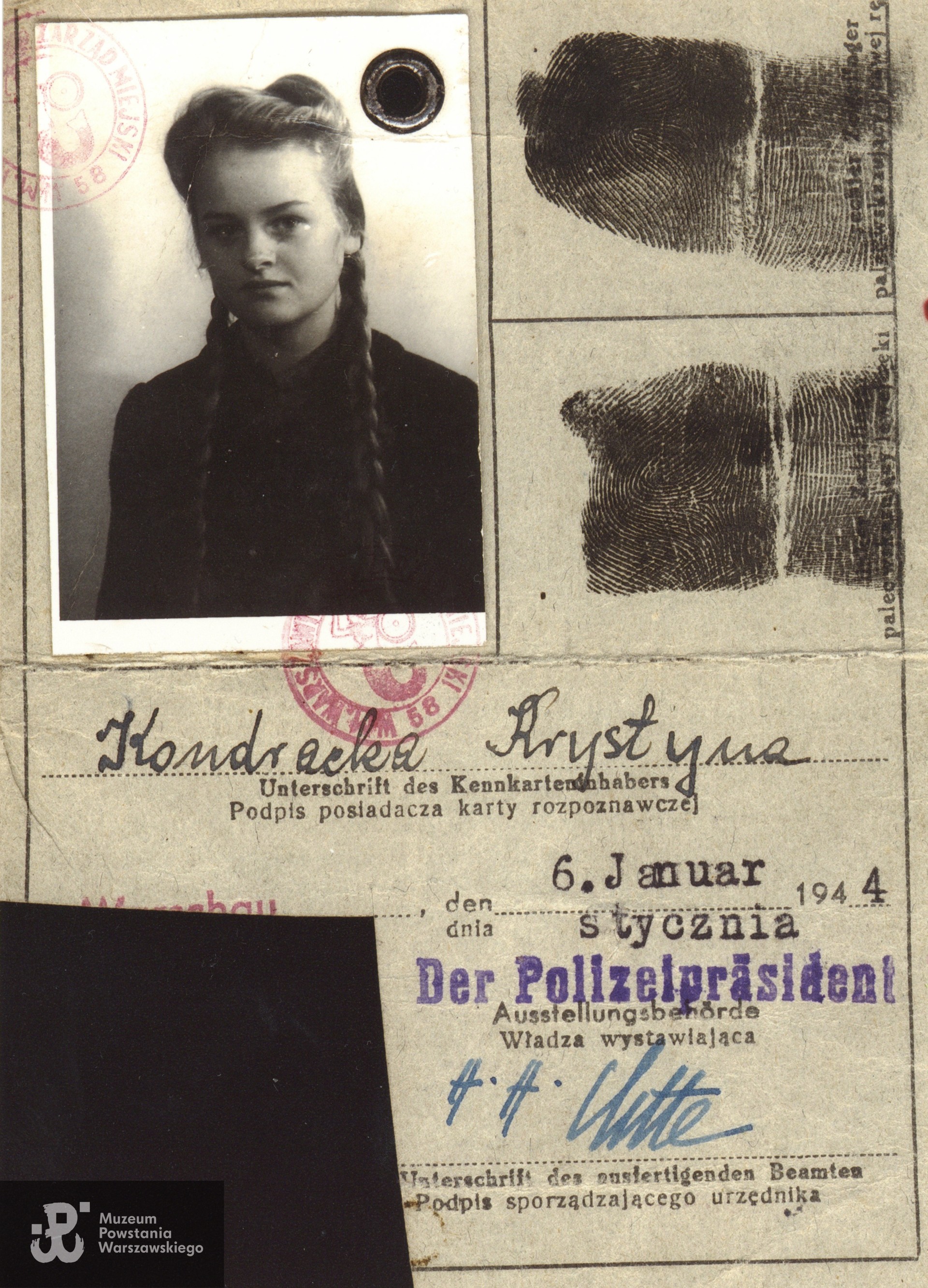 Środkowy fragment kenkarty Krystyny Kondrackiej, obligatoryjnego dokumentu tożsamości z okresu okupacji niemieckiej, wystawionego dla Krystyny Kondrackiej 6 stycznia 1944 roku. Skan z fotografii. Fot. ze zbiorów Muzeum Powstania Warszawskiego, Teczki personalne uczestników Powstania Warszawskiego