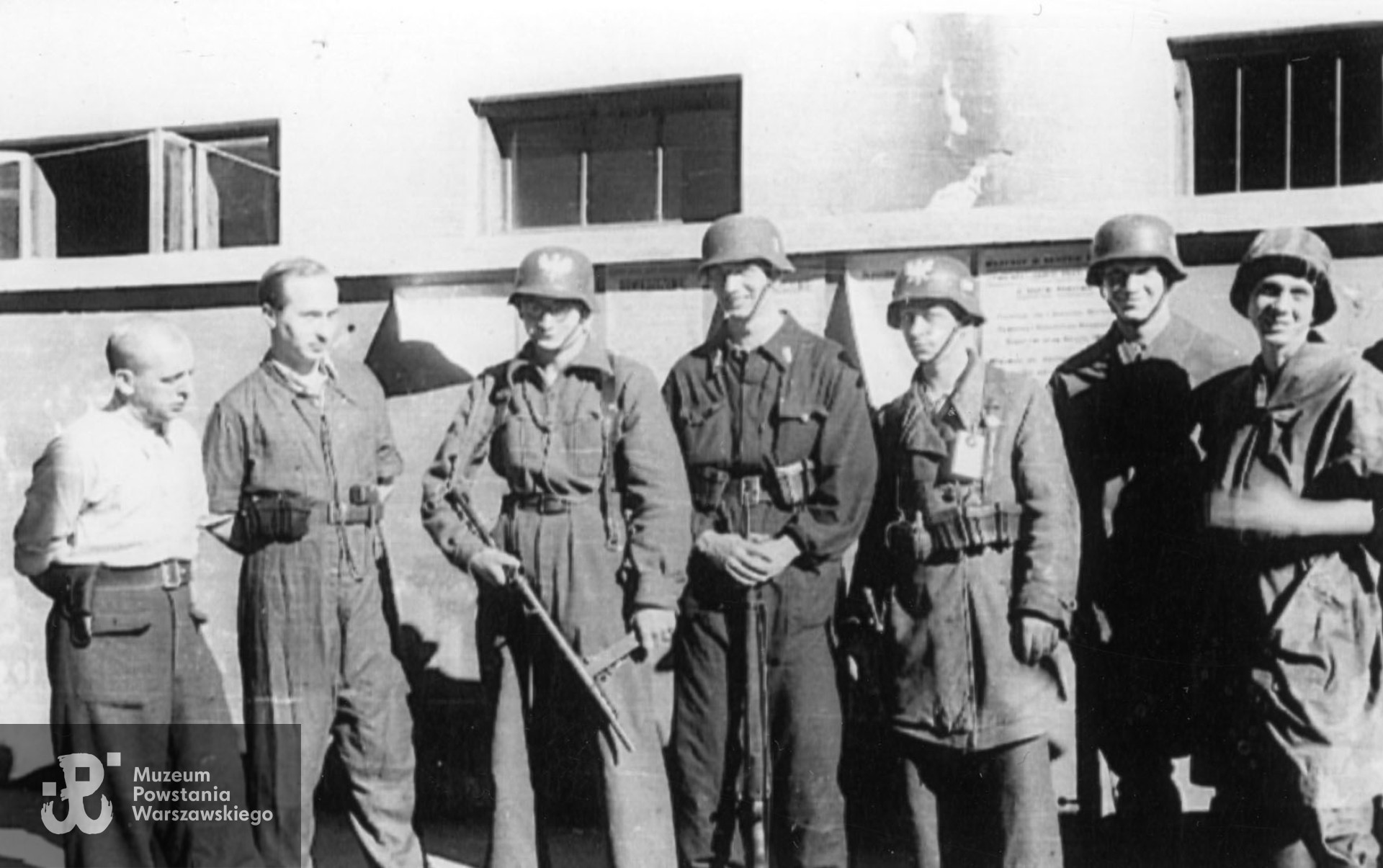 Fotografia z Powstania Warszawskiego. Śródmieście Południowe, ul. Książęca. Zbiórka grupy wypadowej 3. kompanii "Redy" batalionu "Miłosz". Od lewej: por. Marian Stasiak "Czółno" - zastępca "Kłosa", ppor. Mieczysław Kostanecki "Kłos" - dowódca plutonu, kpr. pchor. Zygmunt Zienkiewicz "Peryskop", sierż. pchor. Juliusz Sylwin Pietrzykowski "Teddy", strz. Stanisław Białowąs "Jajko", kpr. pchor. Stanisław Szabłowski "Witeź", strz. Jerzy Ryszard Rosiak "Pantera". Autorem zdjęcia jest Wojciech Marczyński "Bogusław". Fot. ze zbiorów Muzeum Powstania Warszawskiego, sygn. MPW-IP/7966