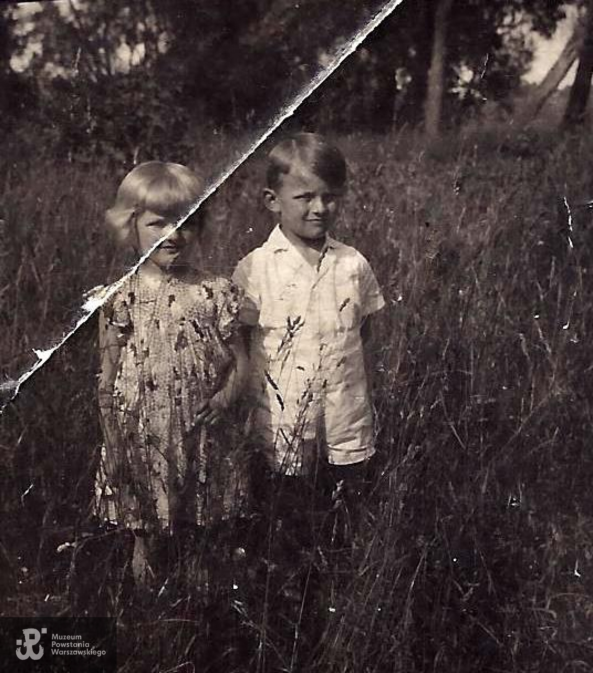 Fotografia z okresu dzieciństwa - Teresa z bratem Januszem w domu rodzinnym na Kresach, w kolonii Stasin k. Włodzimierza  Wołyńskiego. Zdjęcie z archiwum rodzinnego p. Bogny Lewtak-Baczyńskiej.