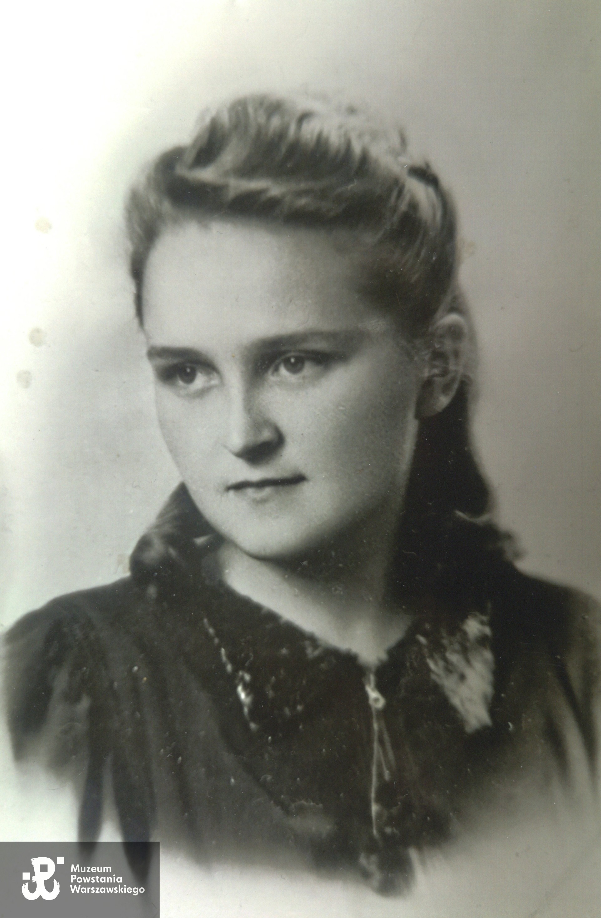 Halina Rutkowska "Mała"- fotografia portretowa z 1944 roku. Ze zbiorów prywatnych Pani Haliny Rogozińskiej z domu Rutkowskiej. Skany wykonano w Muzeum Powstania Warszawskiego, 11/2024. 