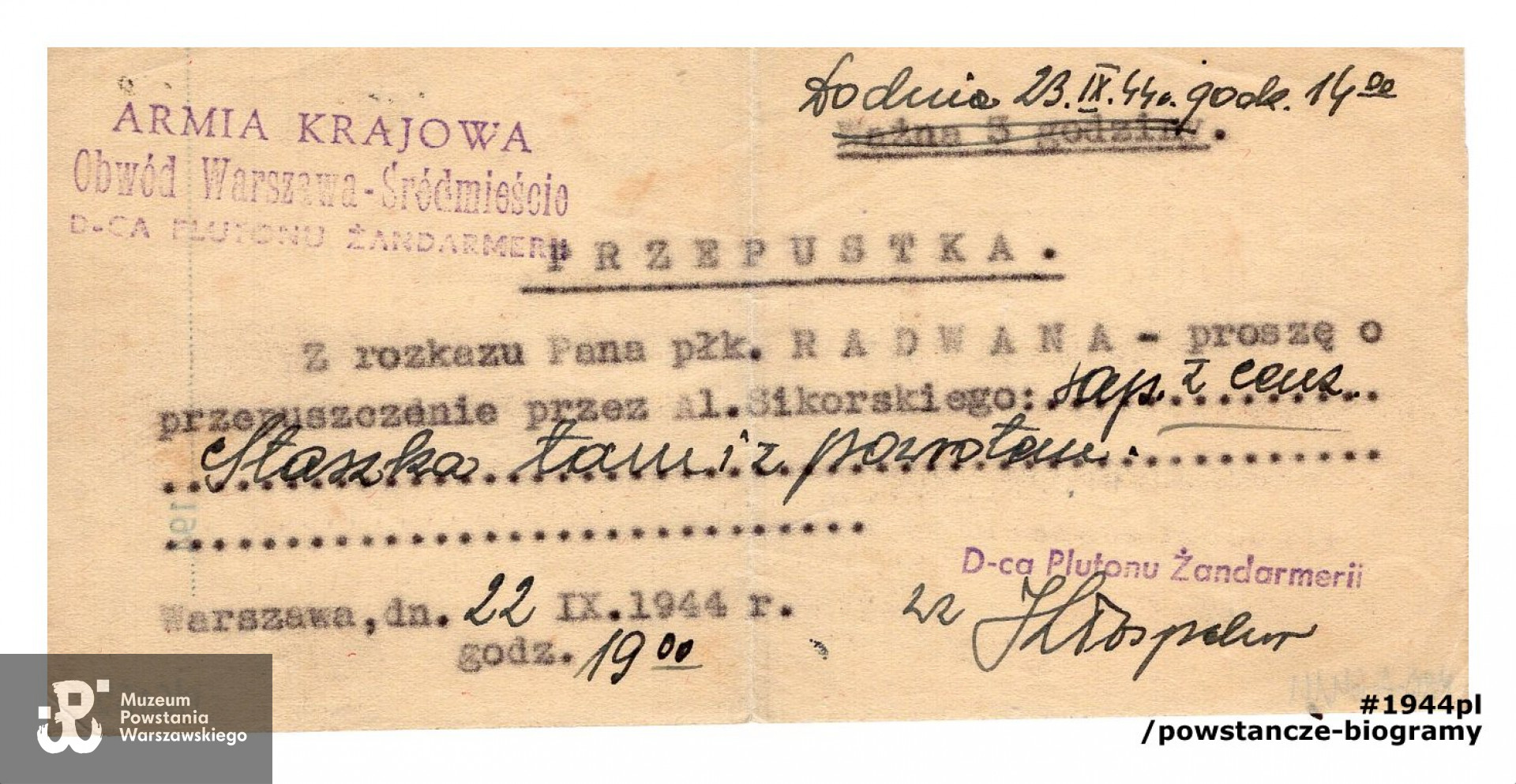 Przepustka przez Aleję Sikorskiego (tam i z powrotem) wystawiona przez dowódcę Plutonu Żandarmerii, dn. 22.09.1944, godz. 19.00 dla sapera "Staszka" (Stanisława Dobrowolskiego). Ze zbiorów Muzeum Powstania Warszawskiego,  sygn. MPW-A-6414 (P/6169)