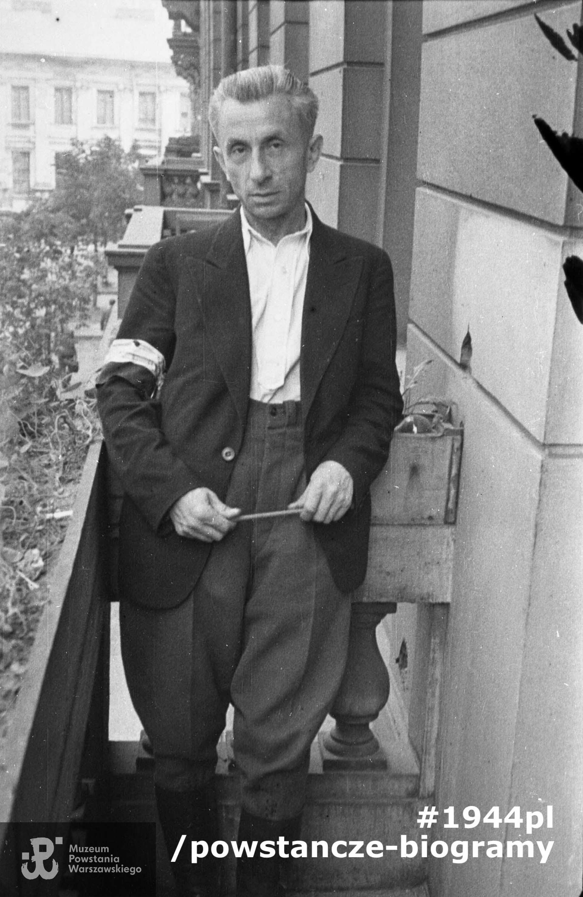 Fotografia z Powstania Warszawskiego autorstwa Mariana Grabskiego "Wyrwy". Mjr.  Zbigniew Jagniątkowski "Lubicz"  z Korpusu Bezpieczeństwa. Fot. ze zbiorów Muzeum Powstania Warszawskiego, sygn. MPW-IN/1677