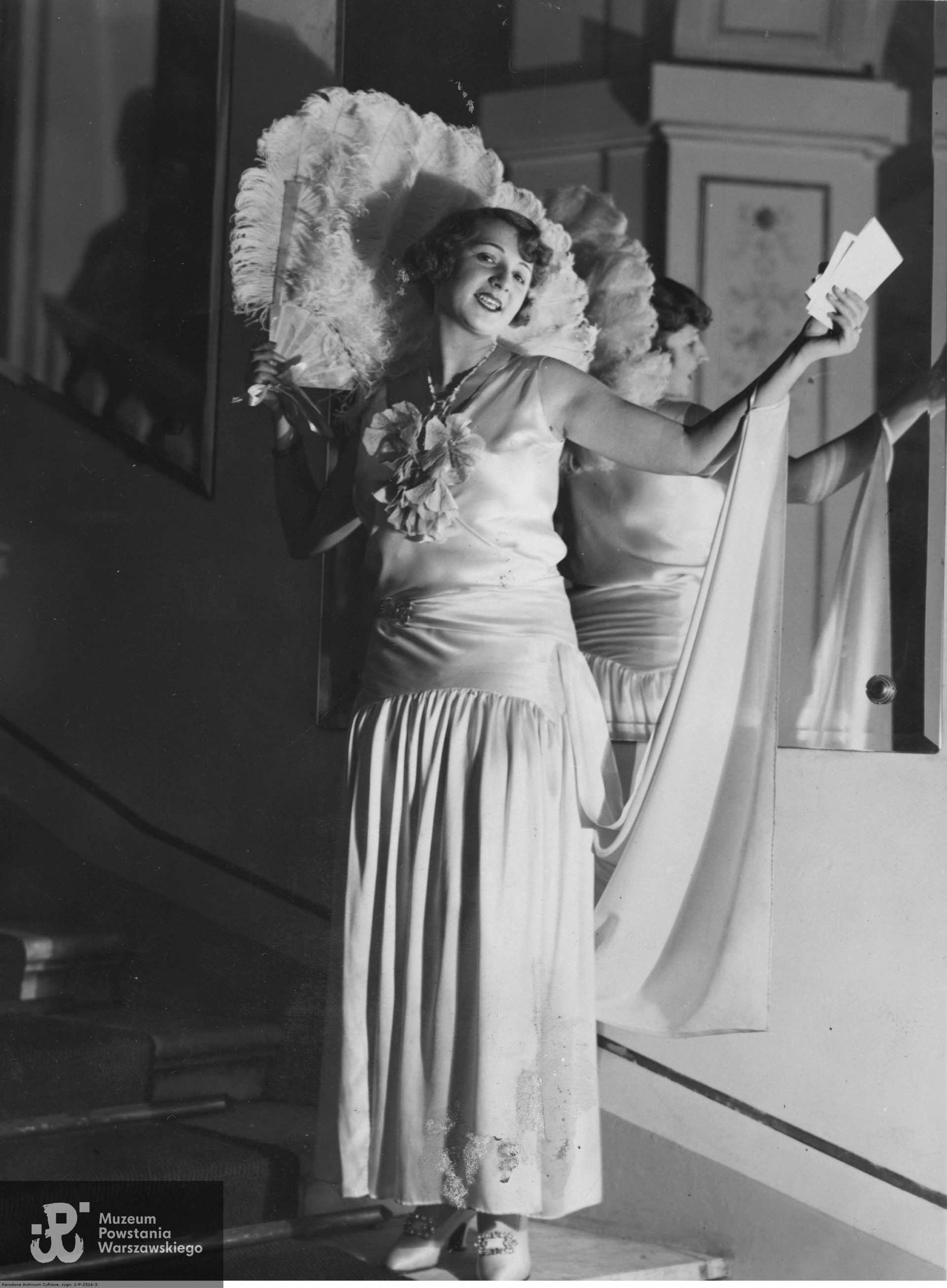 11 stycznia 1930 roku -  Bal mody w Hotelu Europejskim w Warszawie. Piosenkarka Mary Gabrielli wybrana podczas balu "wicekrólową mody". Fotografia pozowana.Ze zbiorów Narodowego Archiwum Cyfrowego - zespół Koncern Ilustrowany Kurier Codzienny - Archiwum Ilustracji, audiovis.nac.gov.pl