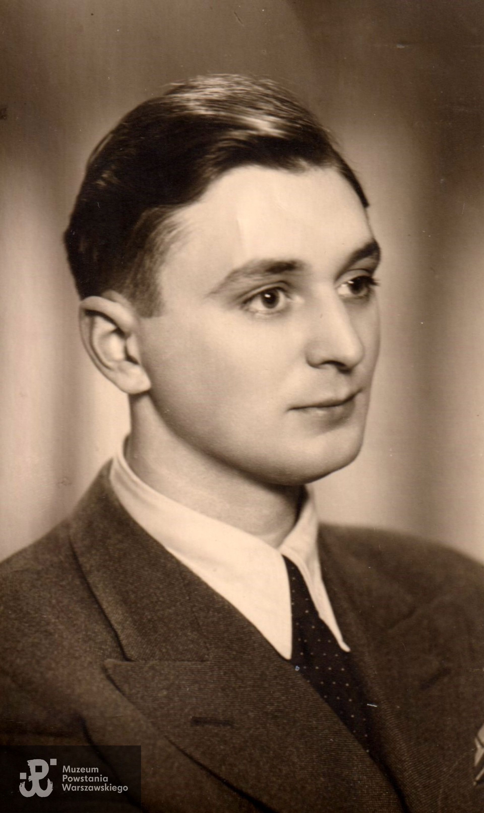 ppor. Zygmunt Konarzewski ps. Antoni (1920-1993). Fot. ze zbiorów rodzinnych p. Zofii Konarzewskiej, wdowy po Powstańcu, skan udostępnił p. Jacek Gancarson