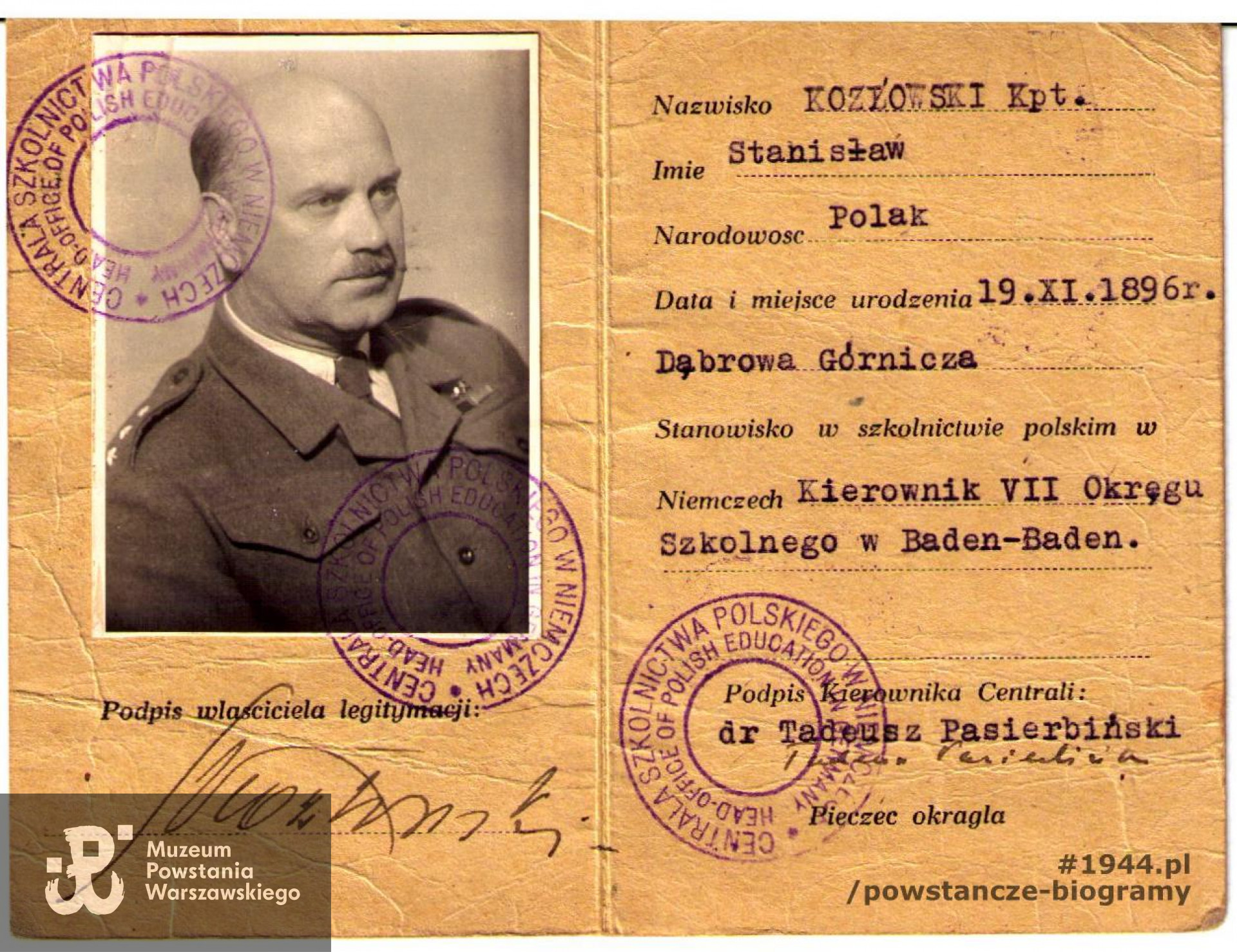 Legitymacja wystawiona na nazwisko Stanisława Józefa Kozłowskiego przez Centralę Szkolnictwa Polskiego w Niemczech. Na dokumencie widoczny  jest podpis kierownika Centrali - Tadeusza Pasierbińskiego, a na  odwrocie  - podpis kpt. Tadeusza Likiernika, ojca Stanisława Likiernika ps. „Stach" z Oddziału Dyspozycyjnego "A" ("Kolegium A") Kedywu Okręgu Warszawskiego Armii Krajowej.. Skan ze zbiorów prywatnych udostępnił p. Michał Urbanowski. Legitymacja pochodzi ze spuścizny po ojcu ofiarodawcy skanu.