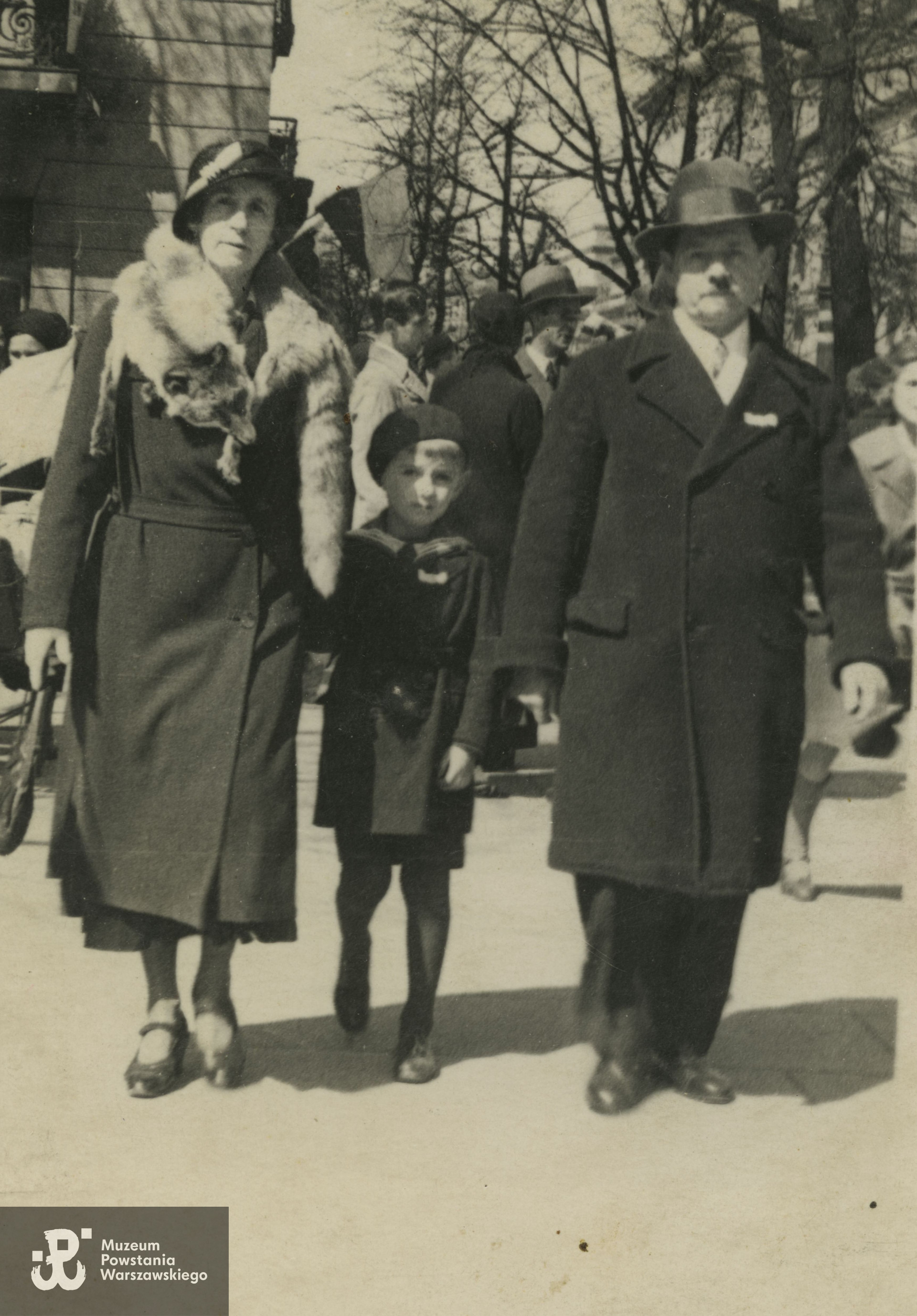 Tadeusz Zapałowski z rodzicami Weroniką i Szczepanem Zapałowskimi. Warszawa,  lata 30. Fot. ze zbiorów  Tadeusza Zapałowskiego