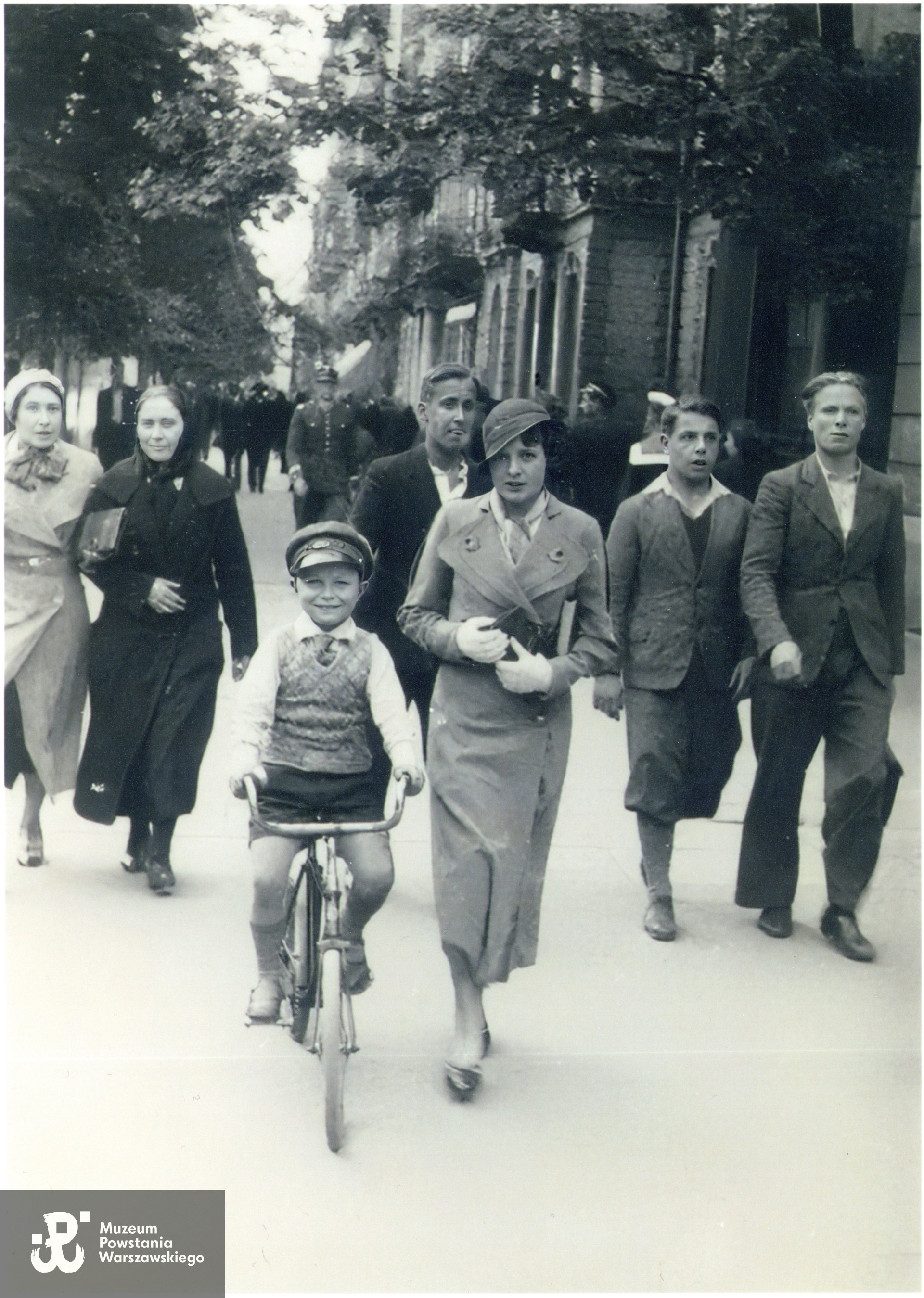 Jedyna zachowana fotografia z okresu dzieciństwa przedstawiająca p. Włodzimierza Maczundera ze swą matką chrzestną Lucyną Ostapowicz w Alejach Ujazdowskich na Wielkanoc 1935 roku.  Fot. ze zbiorów rodzinnych Pana Włodzimierza Maczundera ps. Chomik udostępniona Muzeum Powstania Warszawskiego do wykonania skanu w  10/2024.